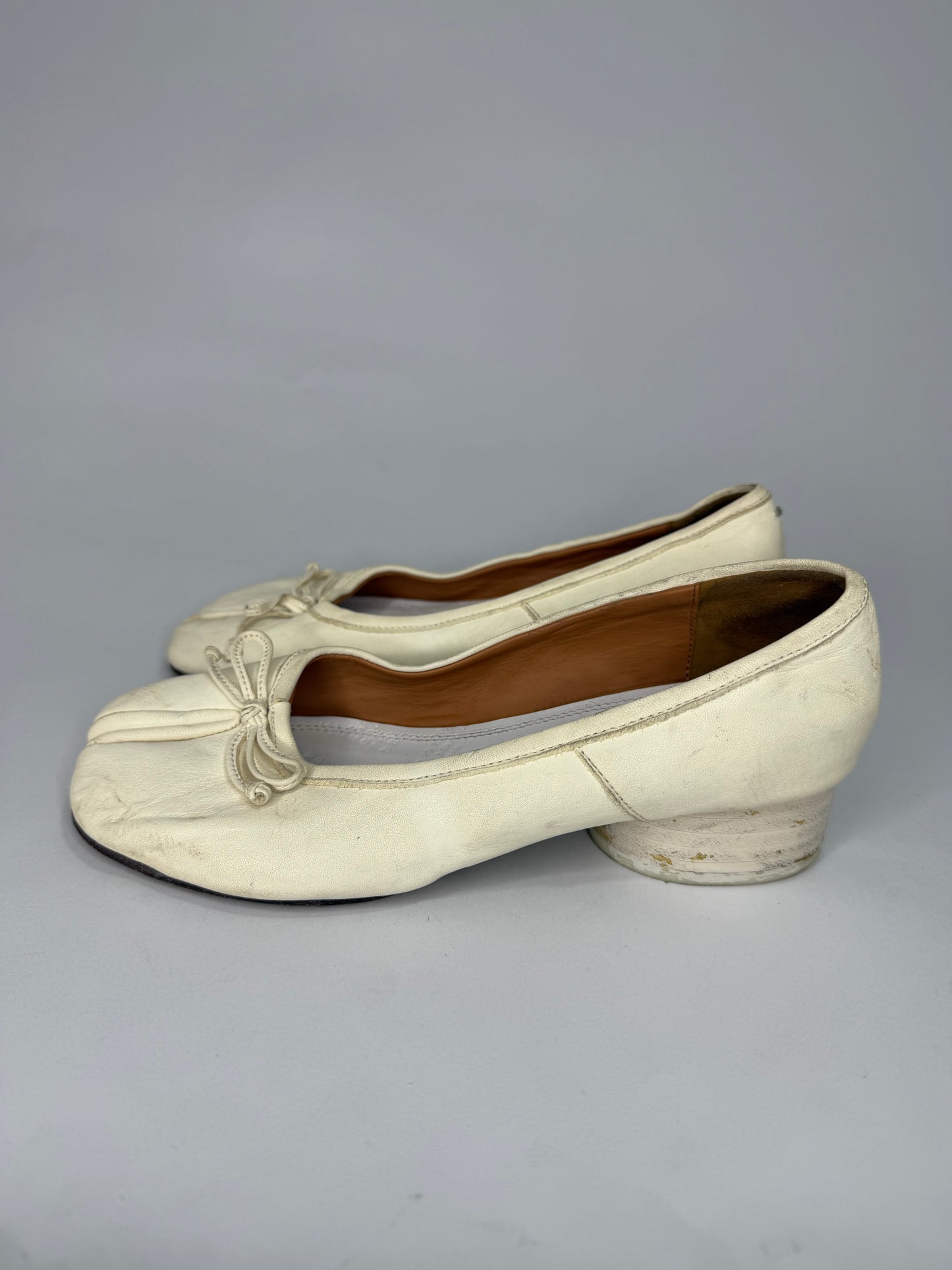 MAISON MARGIELA
Tabi Ballerina 3cm in White Size 34 EU/ 4 US