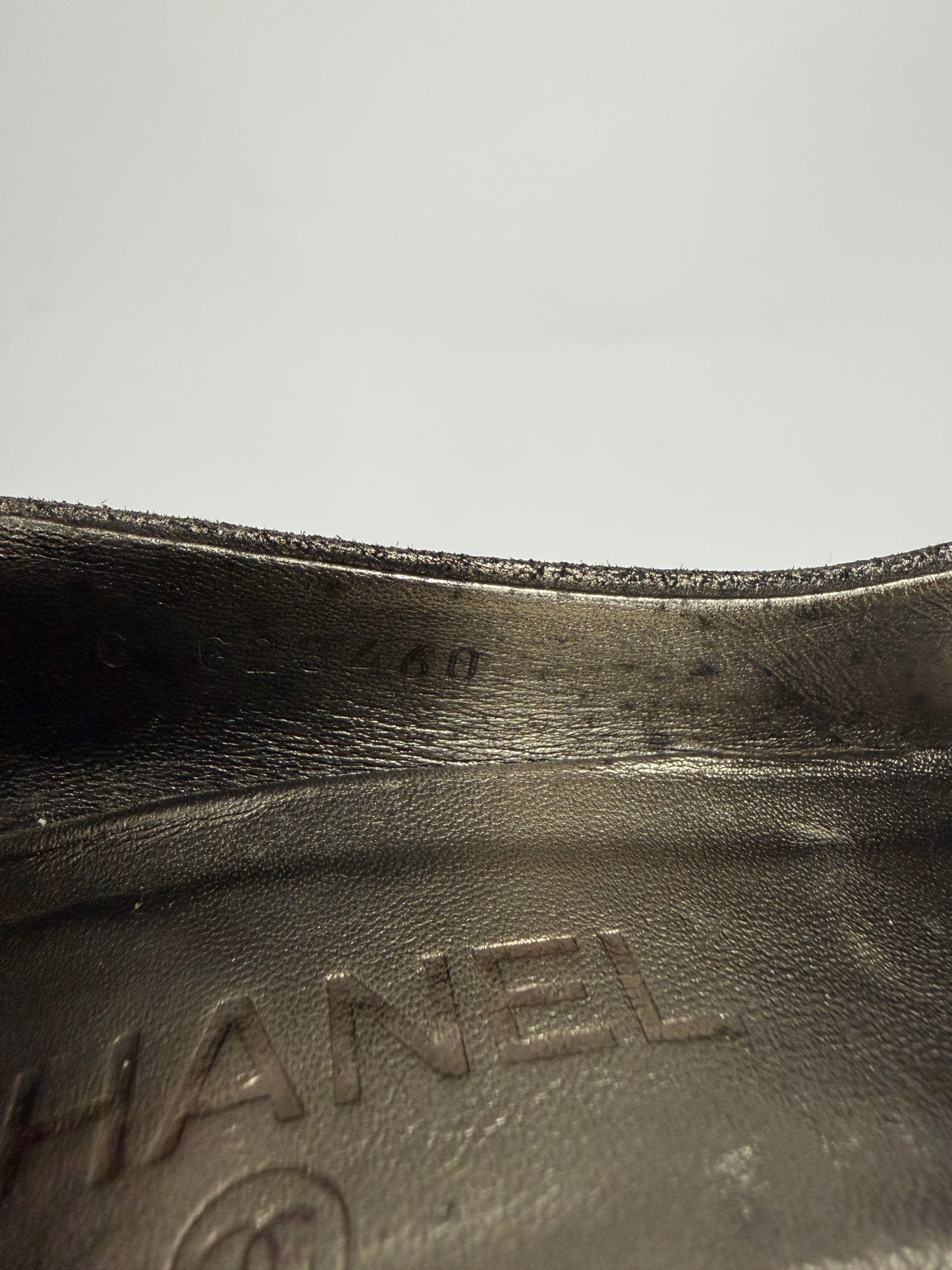 Chanel Metallic Metallic Silver Textured Suede CC Platform Pumps Size 38.5 EU/ 8.5 US/ 5.5 UK