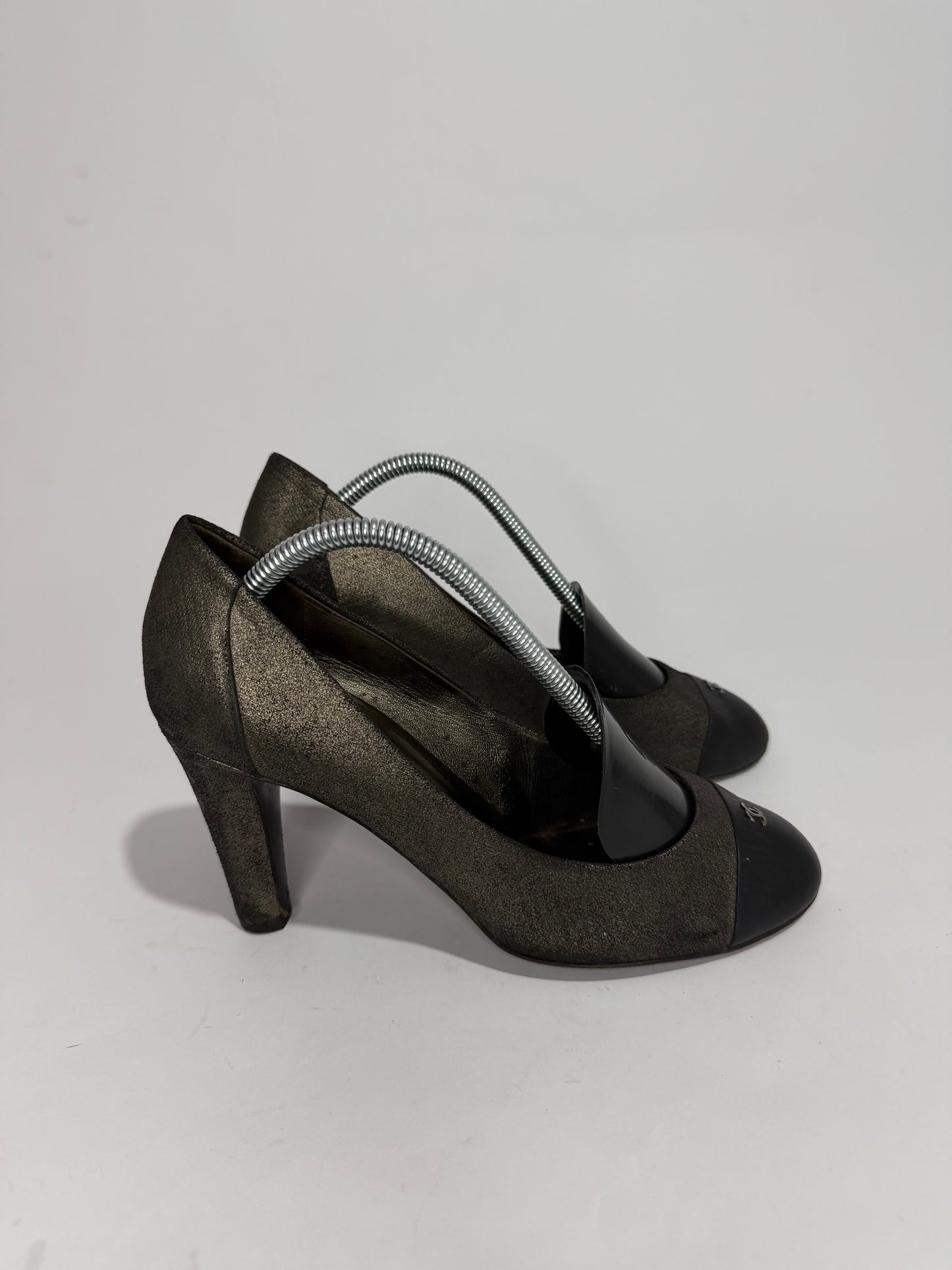 Chanel Metallic Metallic Silver Textured Suede CC Platform Pumps Size 38.5 EU/ 8.5 US/ 5.5 UK