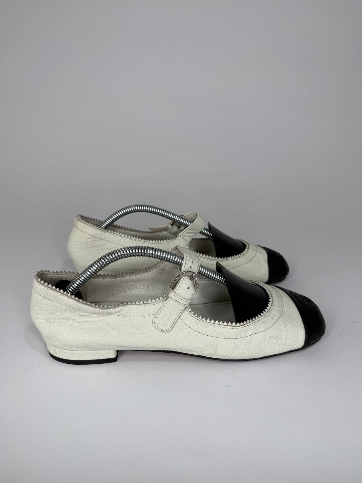 Chanel White/Black Leather CC Mary Jane Flats Size 37 EU/ 7 US