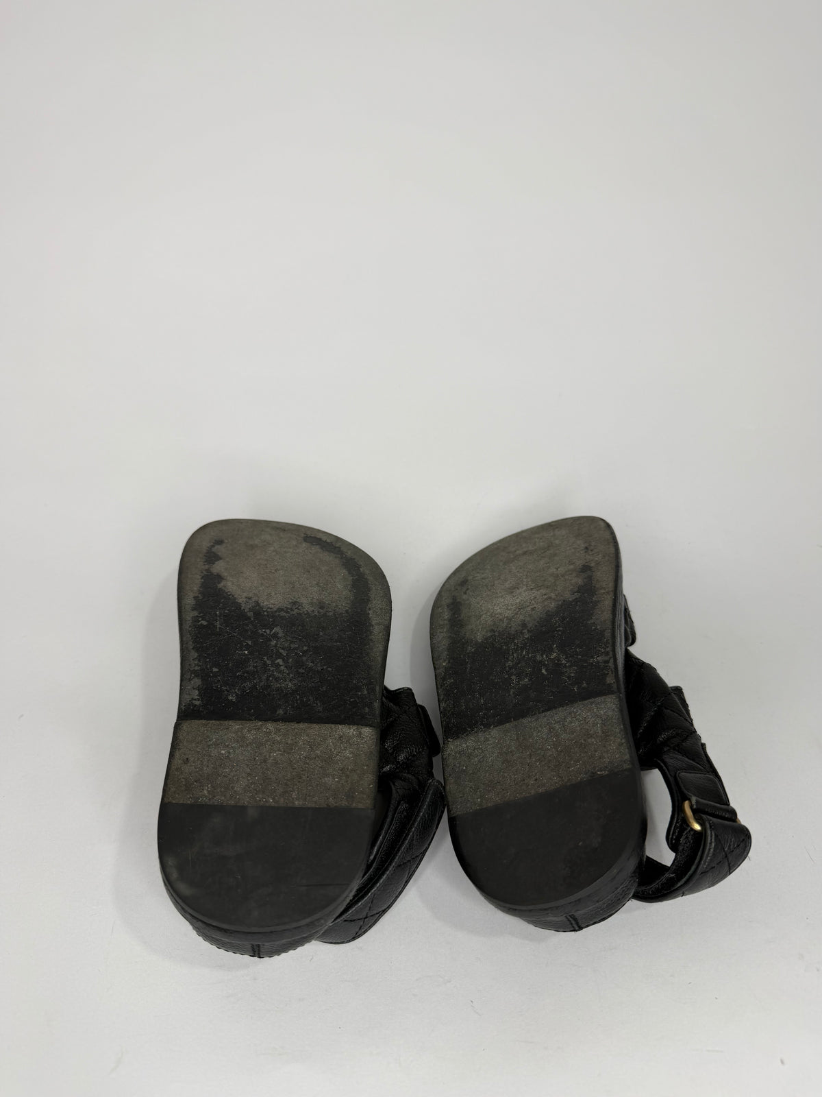CHANEL
Grained Calfskin Velcro Dad Sandals Size 35 Black