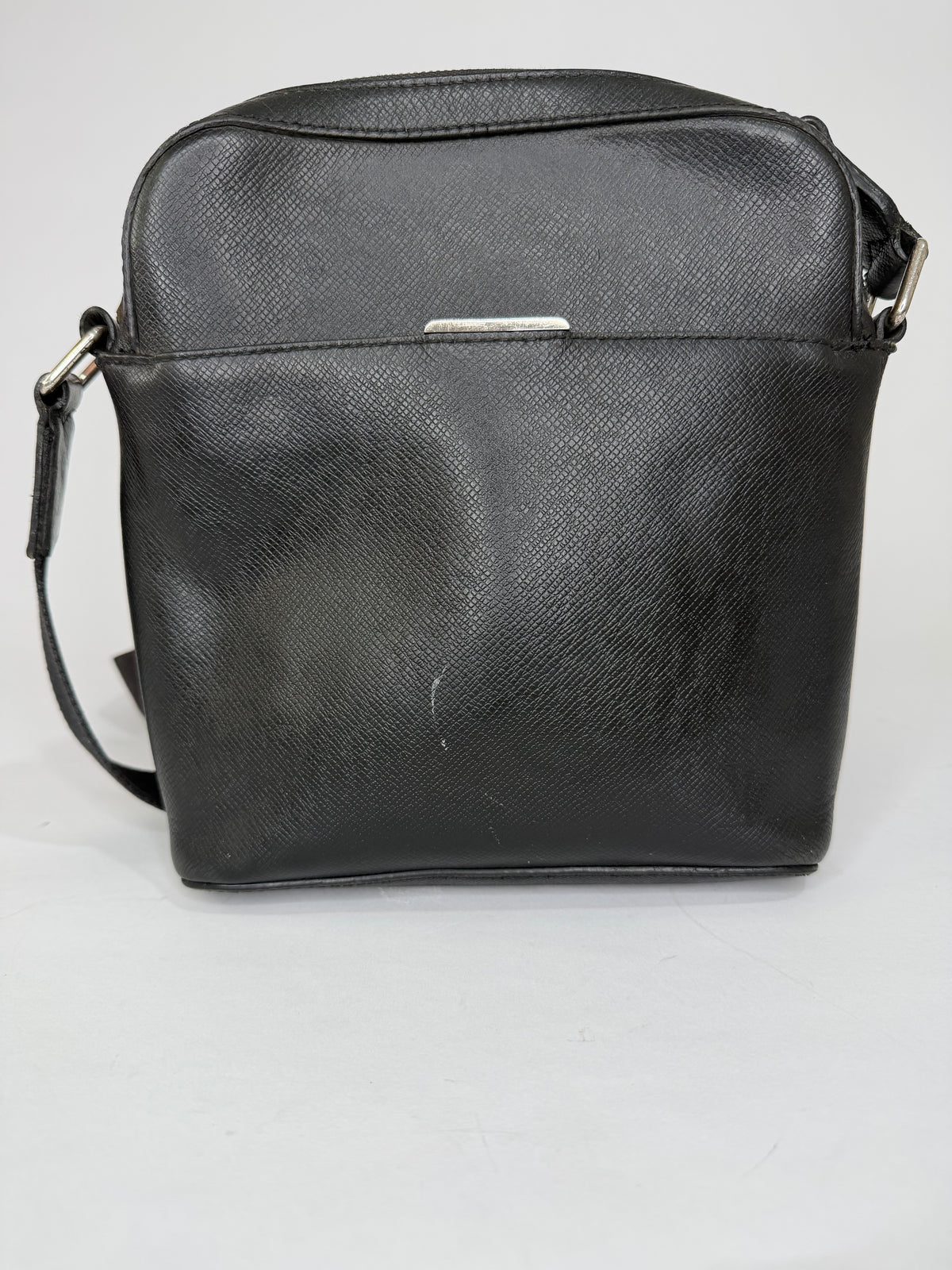 LOUIS VUITTON
Taiga Anton Pochette Black