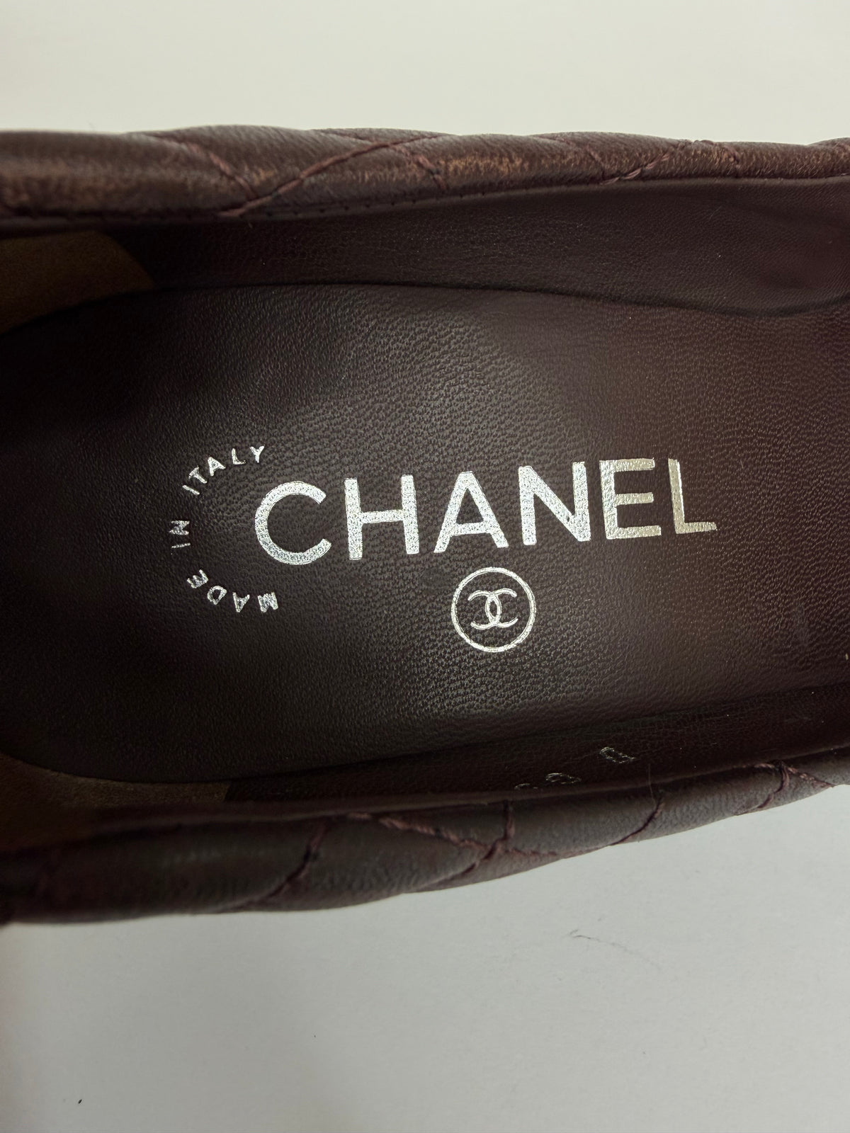 Chanel Burgundy/Navy Blue Quilted Leather CC Cap Toe Pumps Size 38 EU/ 8 US/ 5 UK