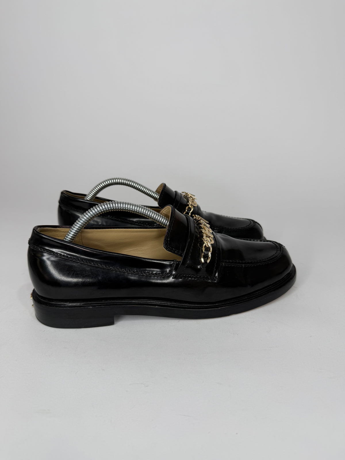 CHANEL
Shiny Calfskin Logo Loafers Black Size 37 EU/ 7 US