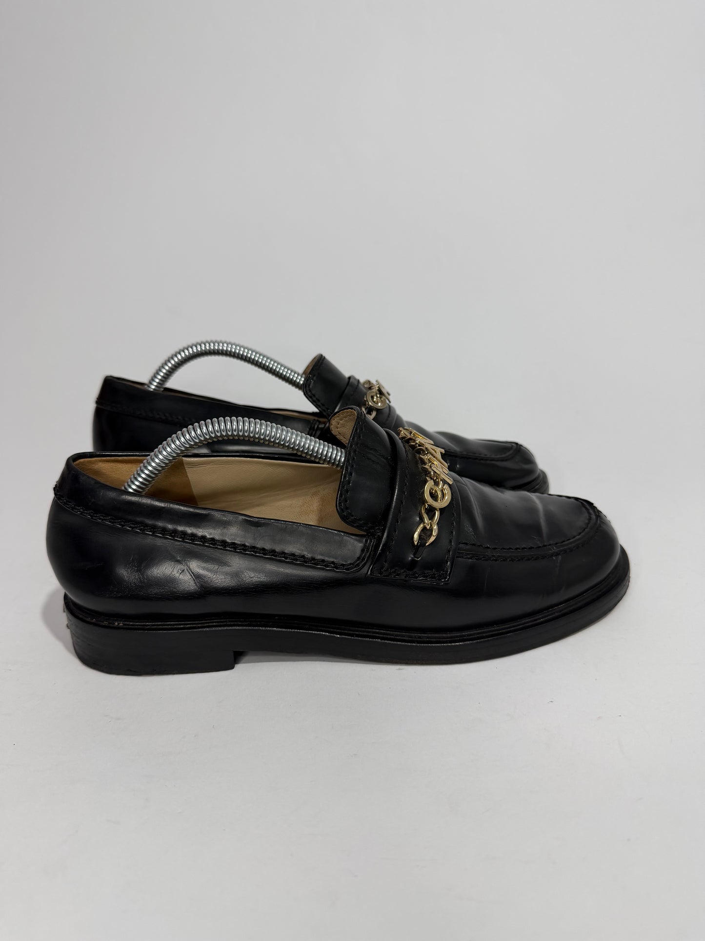 CHANEL
Shiny Calfskin Logo Loafers Black Size 37 EU/ 7 US/ 4 UK