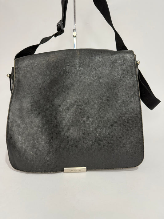 LOUIS VUITTON Black Taiga Leather Viktor Messenger Bag