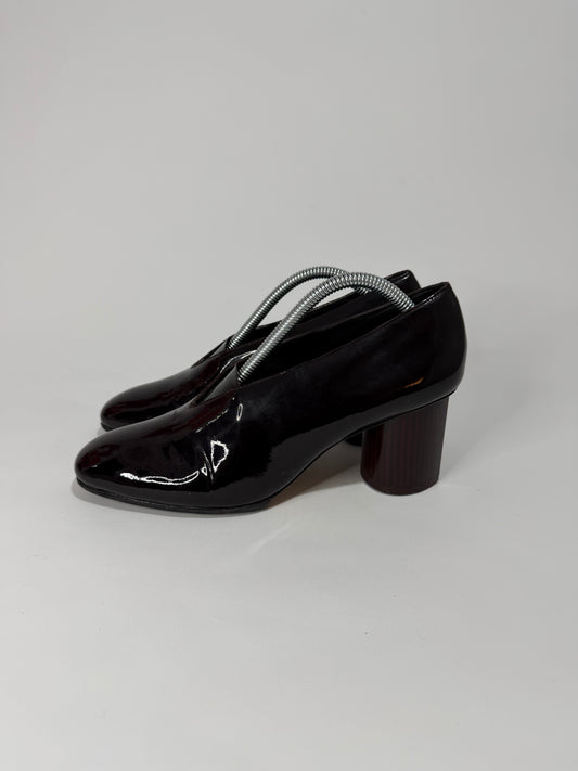 CELINE
Burgundy Leather V Neck Pumps Size 37 EU/ 7 US / 4 UK