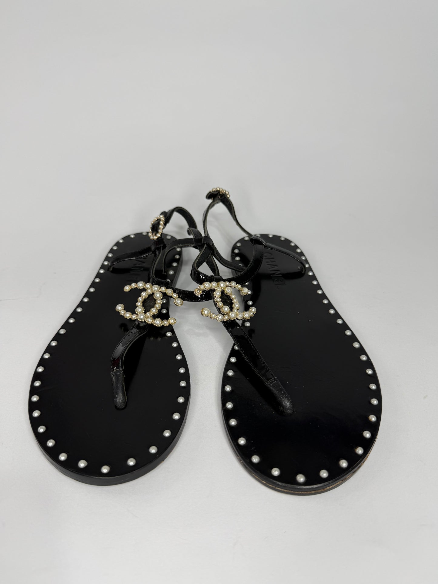 Chanel
Interlocking CC Logo Patent Leather T-Strap Sandals
Women's Size 37 EU/ 7 US