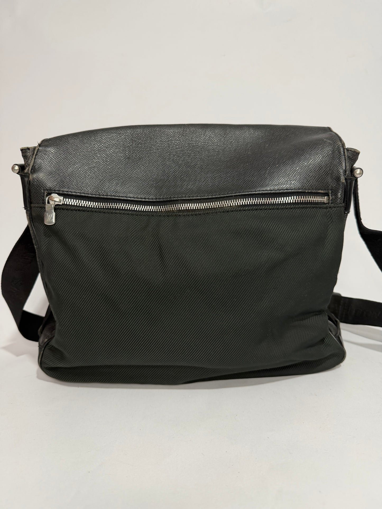 LOUIS VUITTON Black Taiga Leather Viktor Messenger Bag