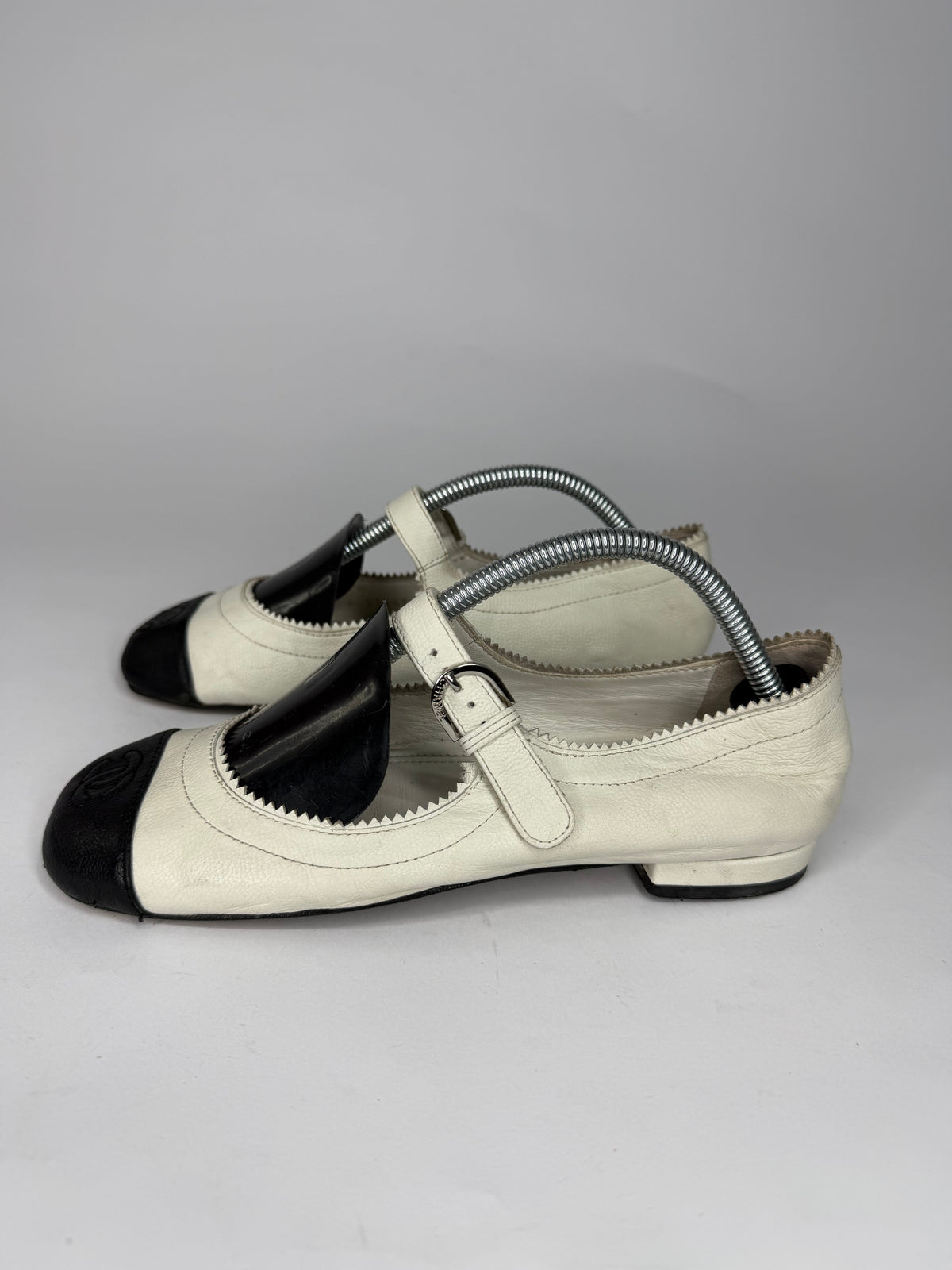 Chanel White/Black Leather CC Mary Jane Flats Size 35 EU/ 5 US