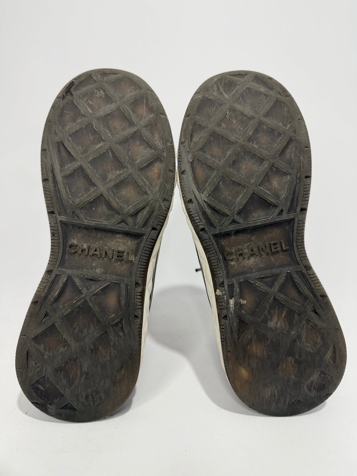 CHANEL
Velvet Calfskin Mixed Fibers CC Sneakers 36 White Black