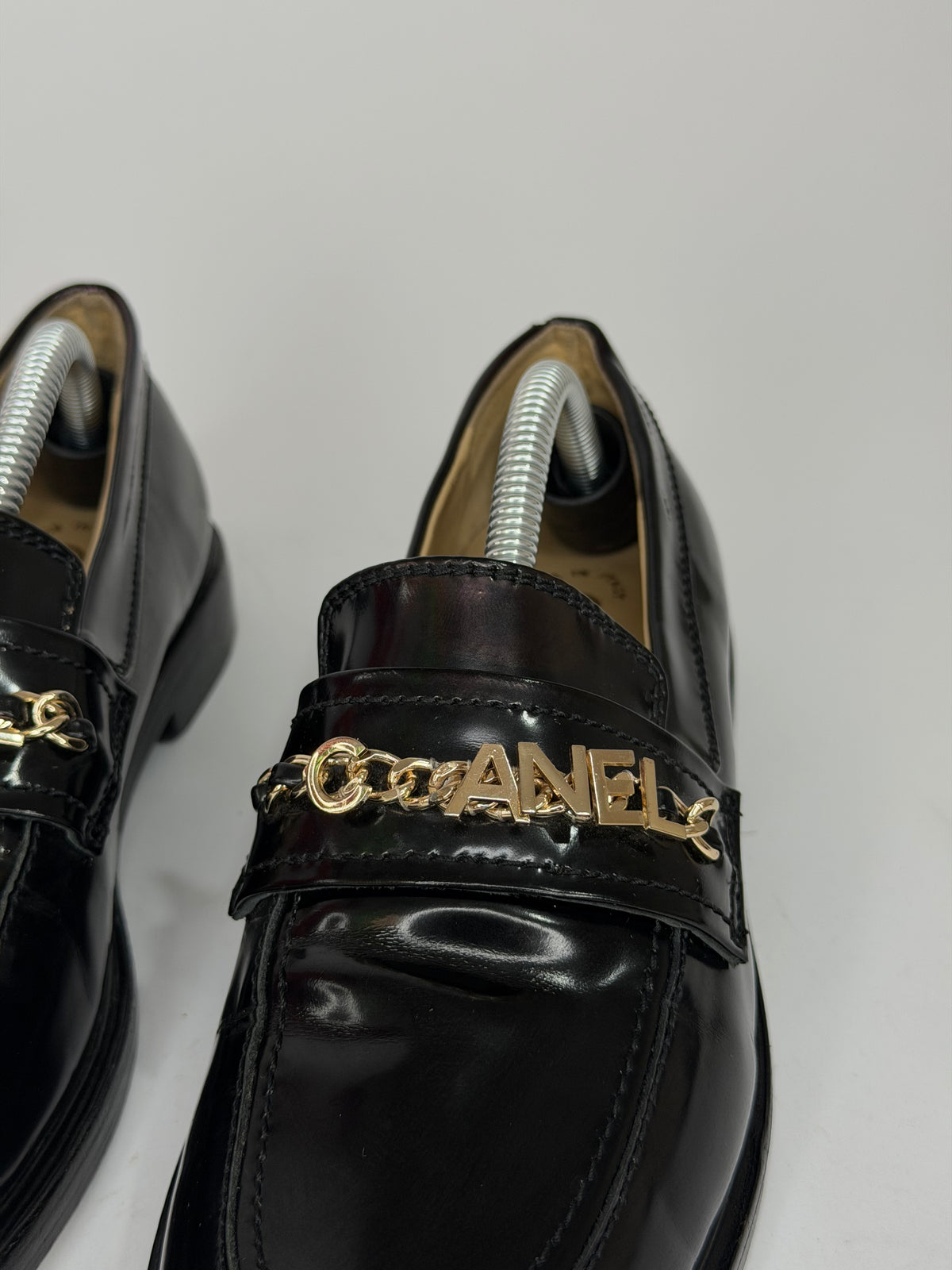 CHANEL
Shiny Calfskin Logo Loafers Black Size 37 EU/ 7 US