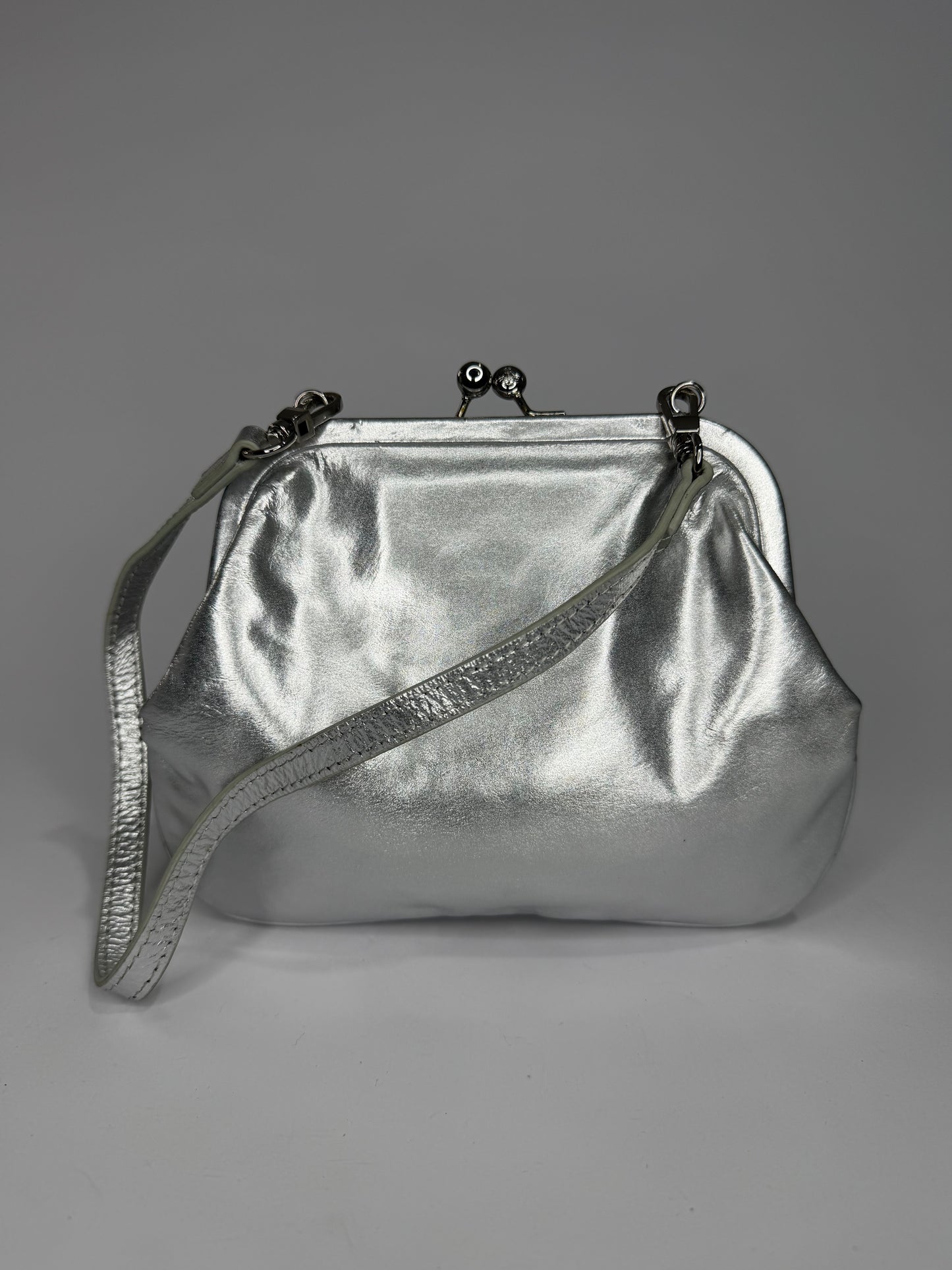 VIVIENNE WESTWOOD
Metallic-print Embossed-logo Tote In Silber