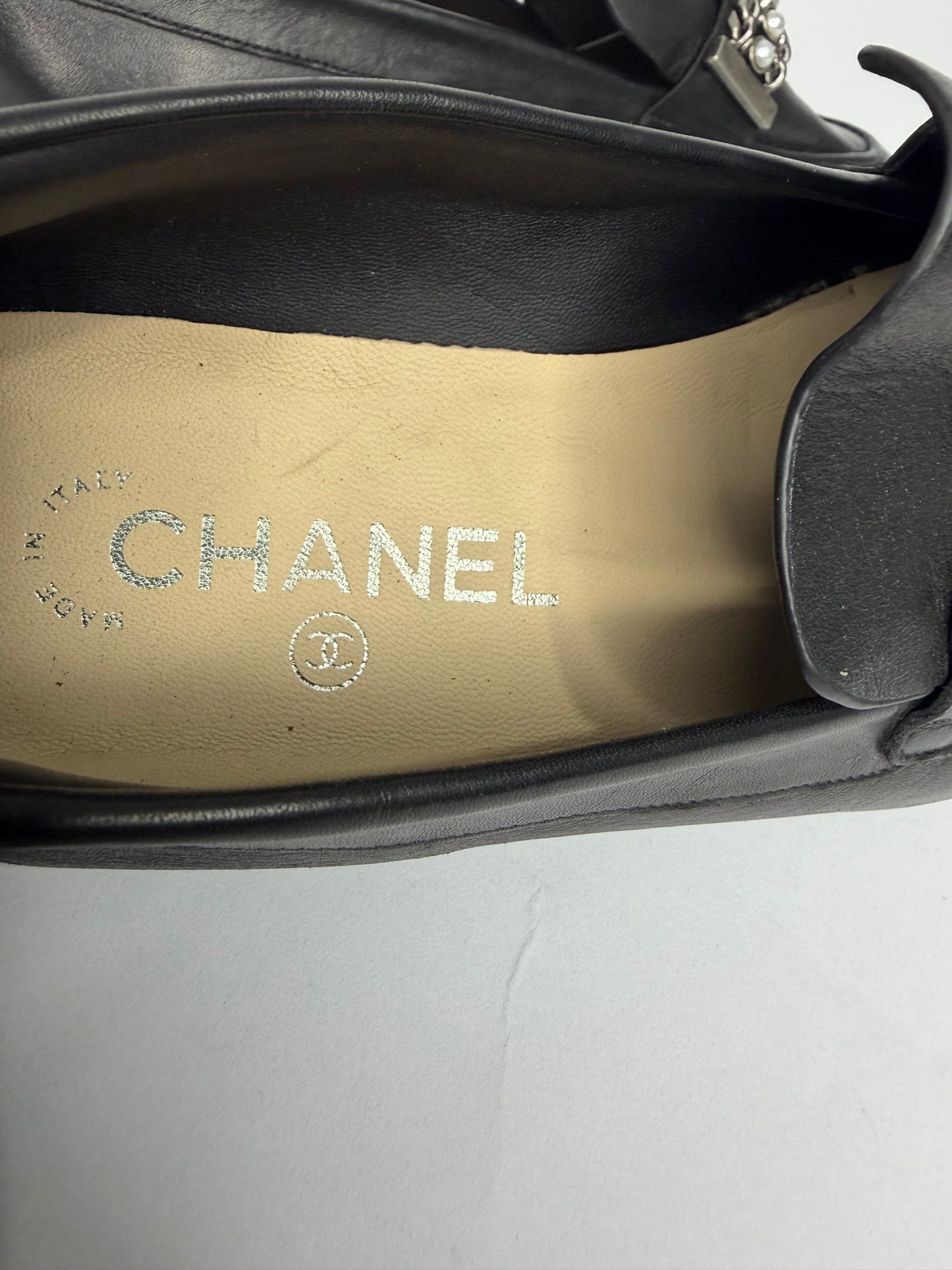 Chanel
2017 Faux Pearl Accents Loafers
Women's Size 37 EU/ 7 US
