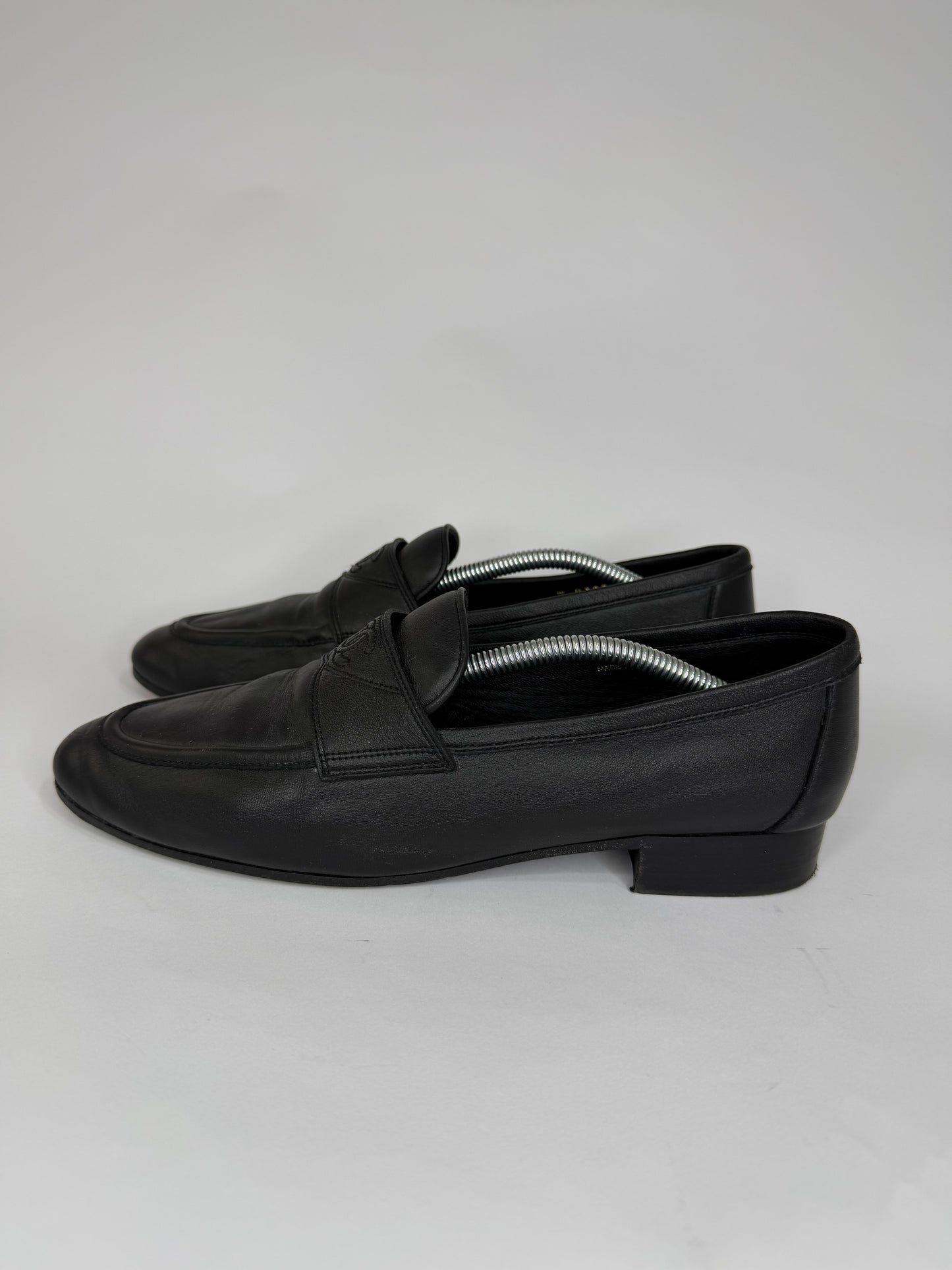 CHANEL
Lambskin Womens Stitched CC Loafers Black Size 39 EU/ 9 US / 6 UK