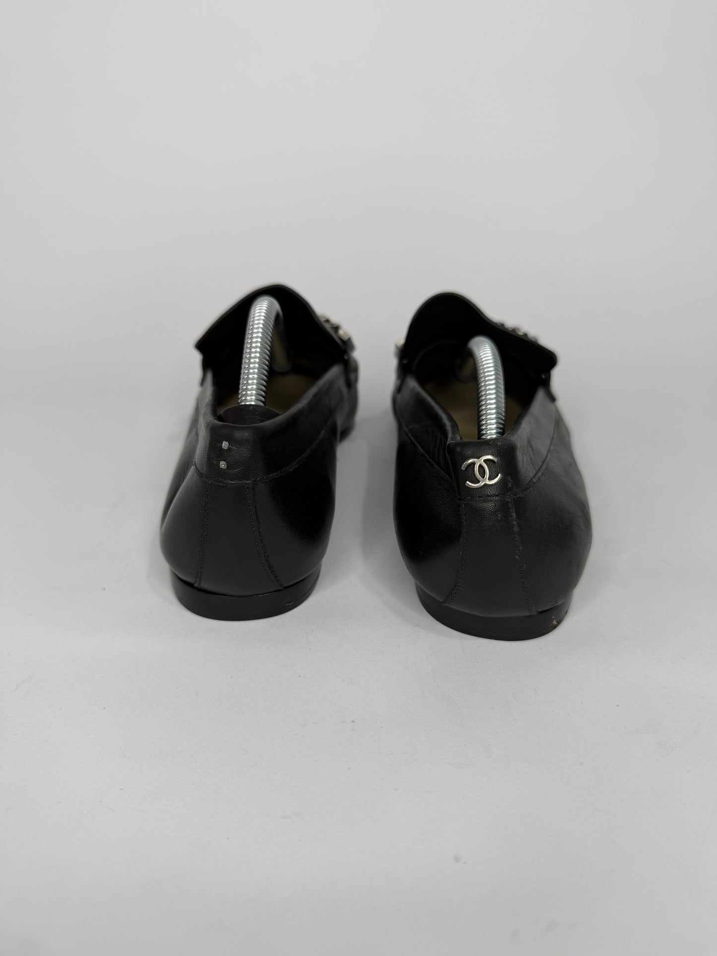 Chanel
2017 Faux Pearl Accents Loafers
Women's Size 37 EU/ 7 US