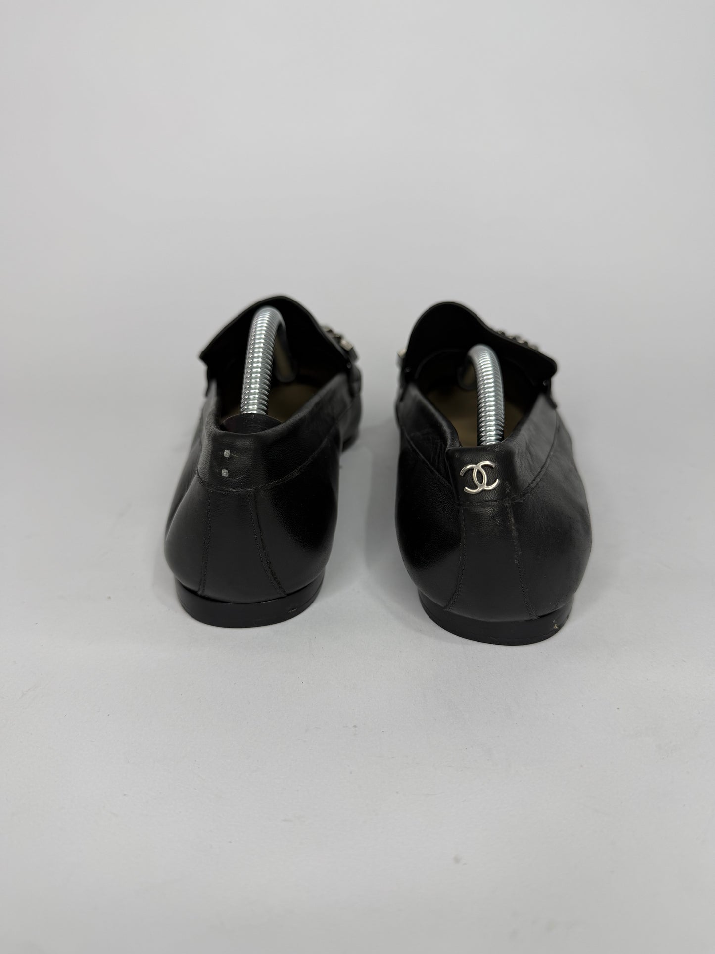Chanel
2017 Faux Pearl Accents Loafers
Women's Size 37 EU/ 7 US