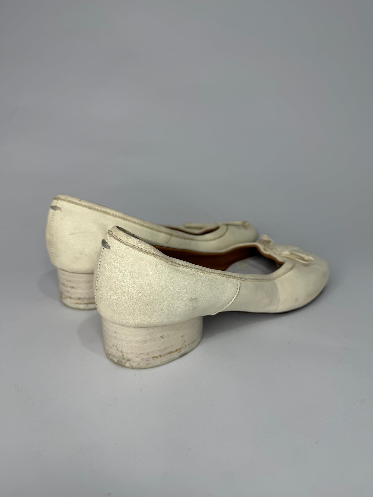 MAISON MARGIELA
Tabi Ballerina 3cm in White Size 34 EU/ 4 US