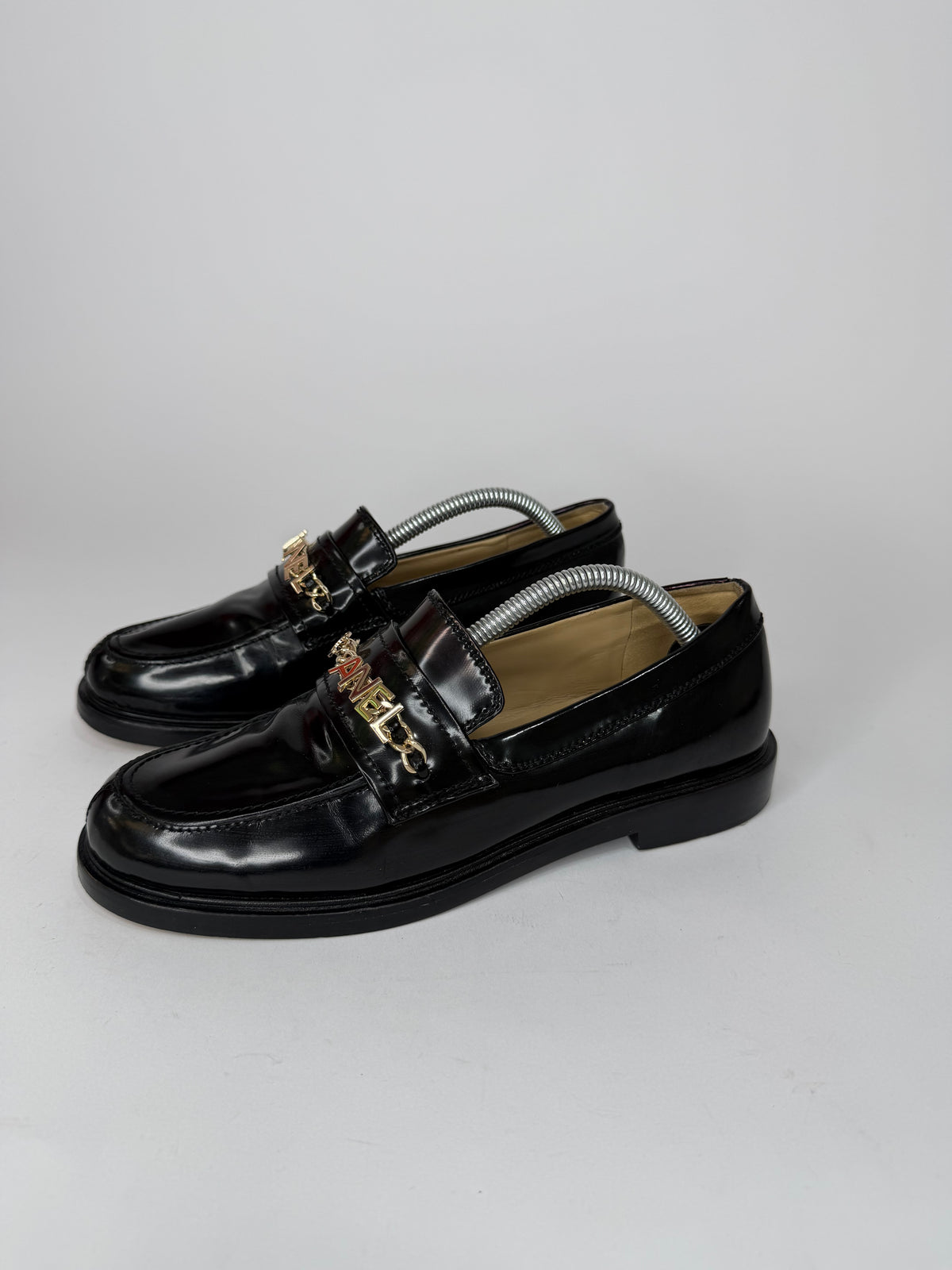 CHANEL
Shiny Calfskin Logo Loafers Black Size 37 EU/ 7 US