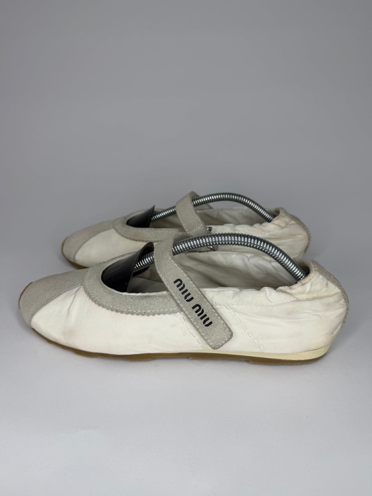 Miu Miu
Suede Ballet Flats
Women's Size 37 EU/ 7 US / 4 UK