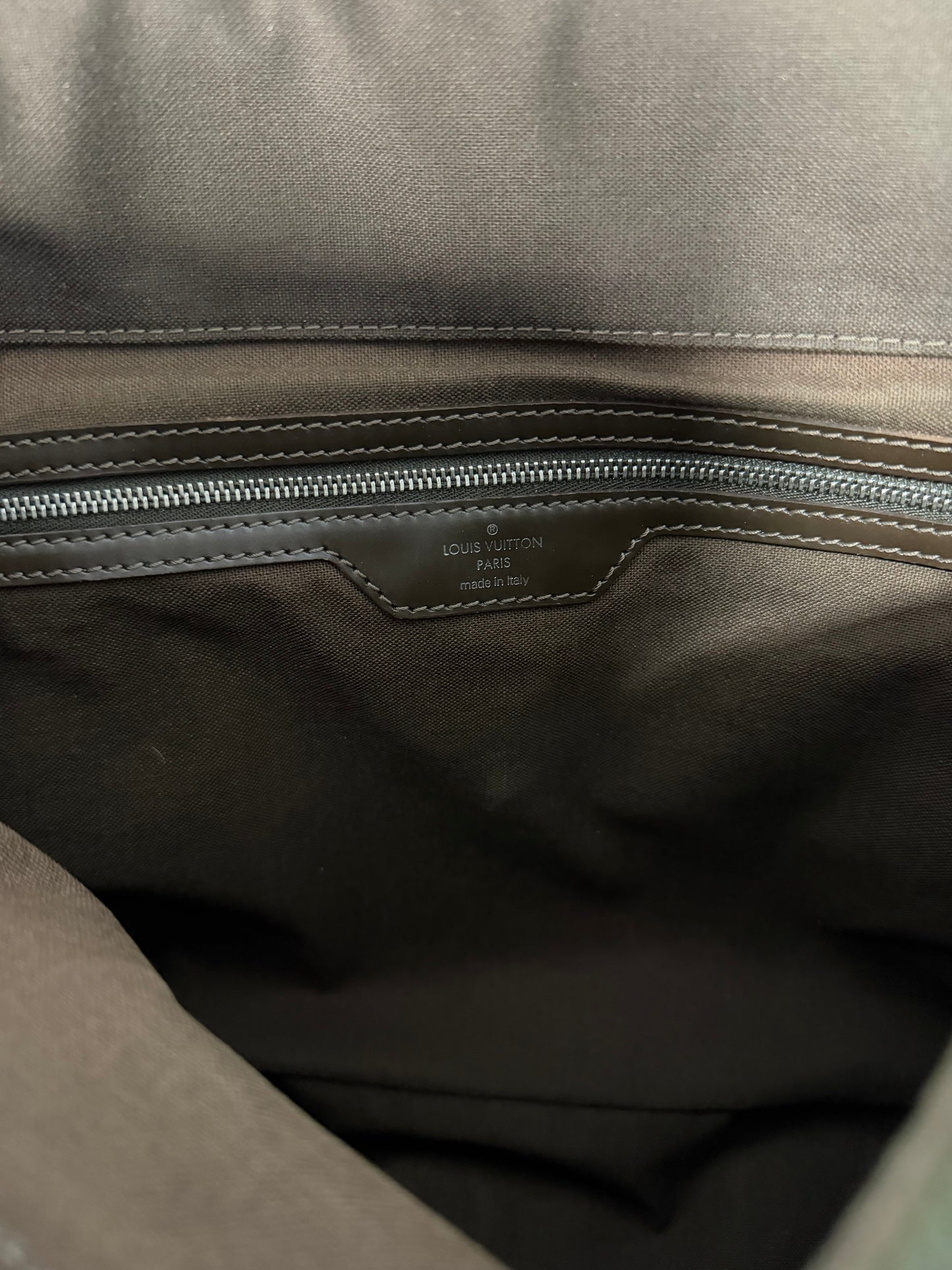 LOUIS VUITTON
Brown Taiga Leather Viktor Messenger Bag
