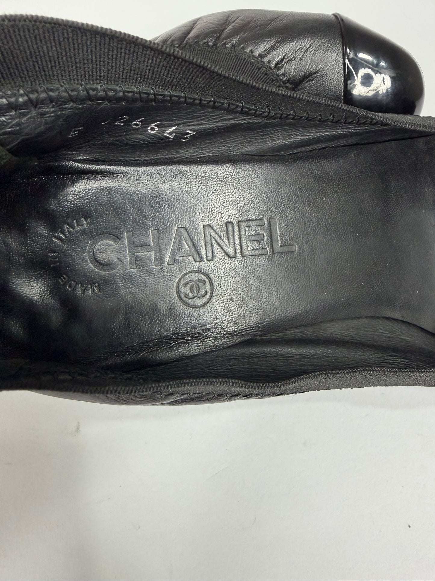 Chanel CC  Black Leather and Patent Leather Block Heel Pumps Size 39 EU/ 9 US/ 6 UK
