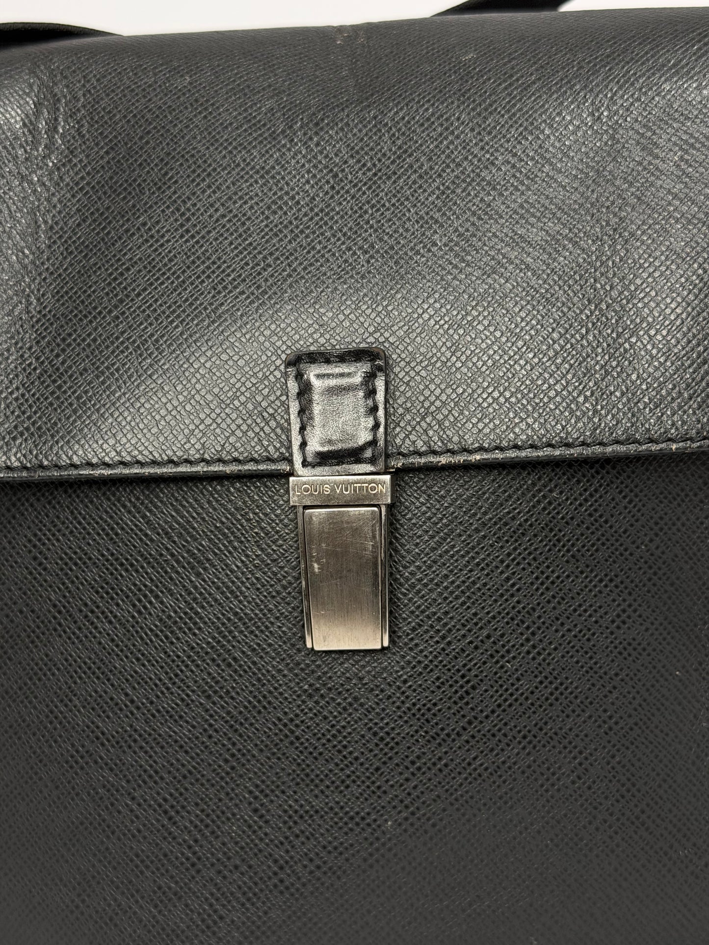 LOUIS VUITTON
Black Taiga Leather Yaranga Porte Appareil Messenger Bag