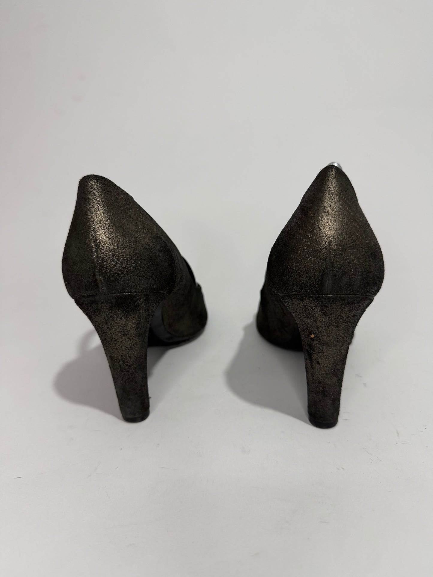Chanel Metallic Metallic Silver Textured Suede CC Platform Pumps Size 38.5 EU/ 8.5 US/ 5.5 UK