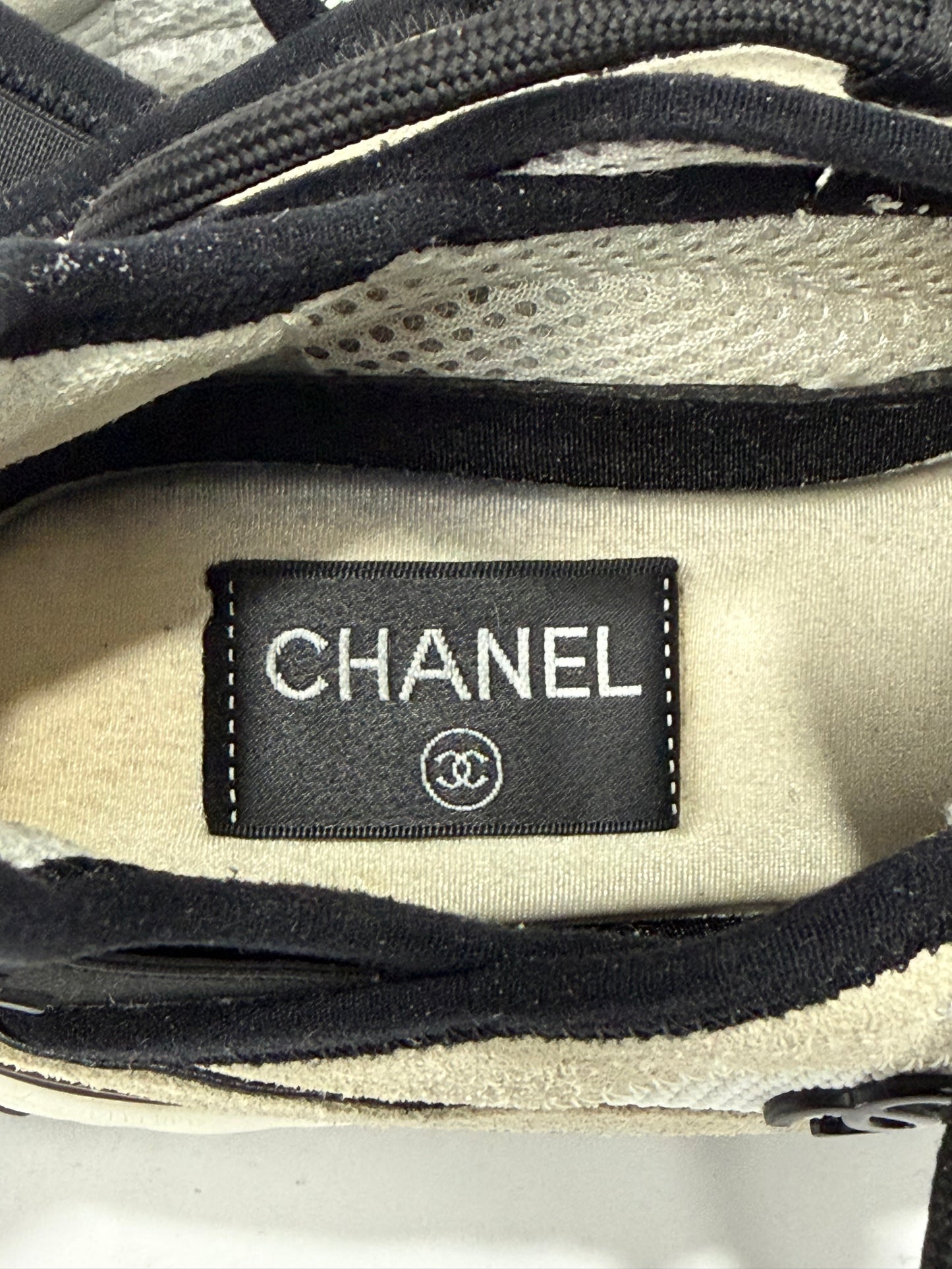 CHANEL
Velvet Calfskin Mixed Fibers CC Sneakers 36 White Black