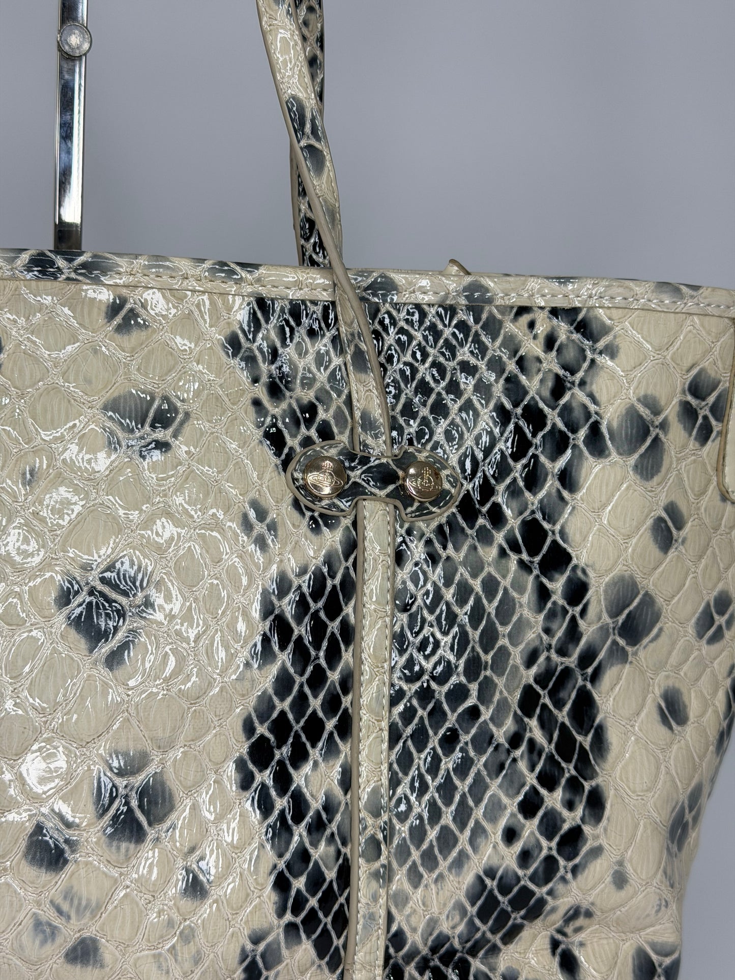 VIVIENNE WESTWOOD Metallic-print Embossed-logo Tote In Silber