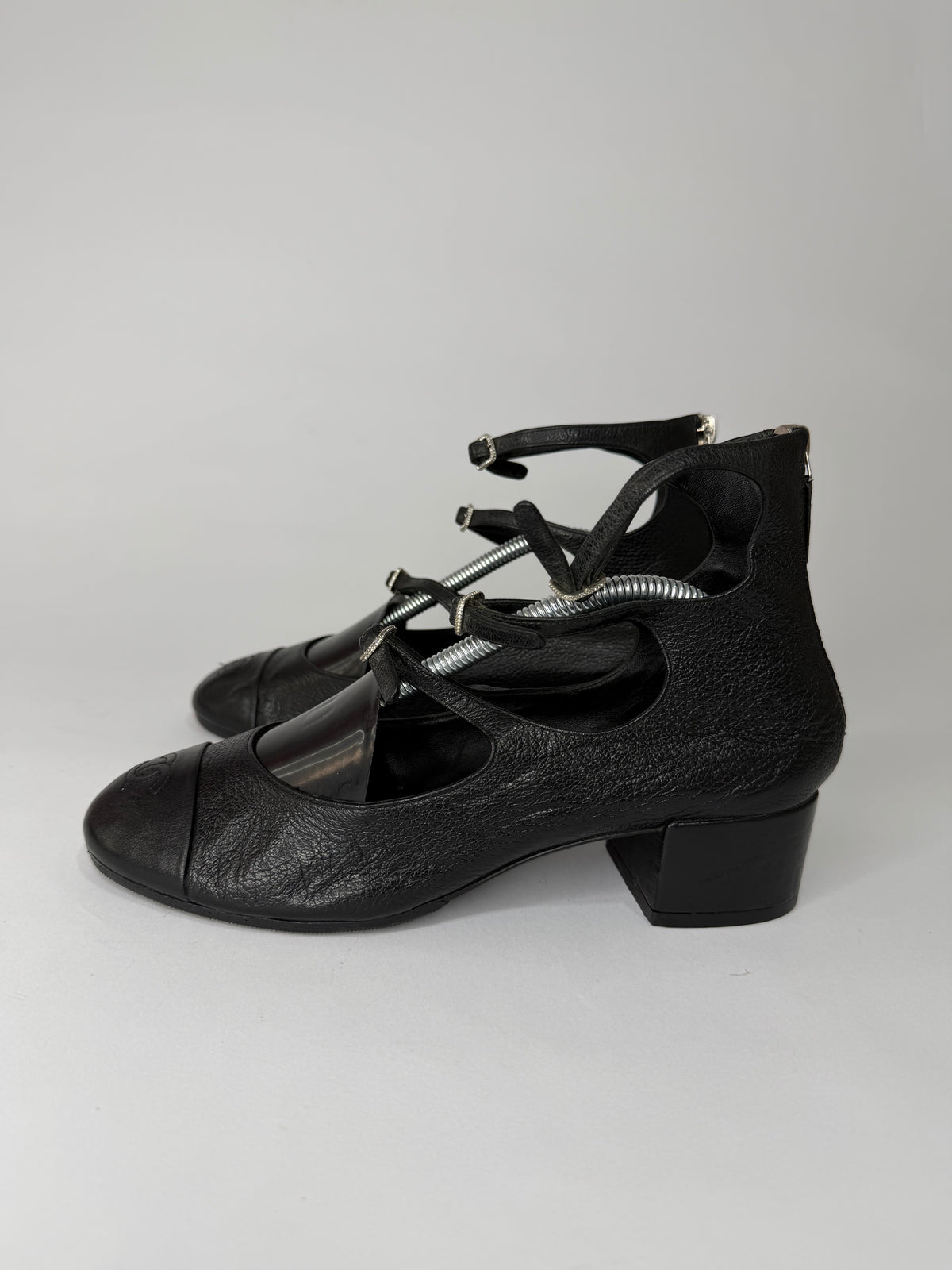Chanel
Interlocking CC Logo Leather Pumps
Women's Size 37 EU/ 7 US/ 4 UK