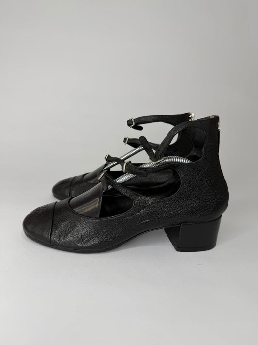 Chanel
Interlocking CC Logo Leather Pumps
Women's Size 37 EU/ 7 US/ 4 UK