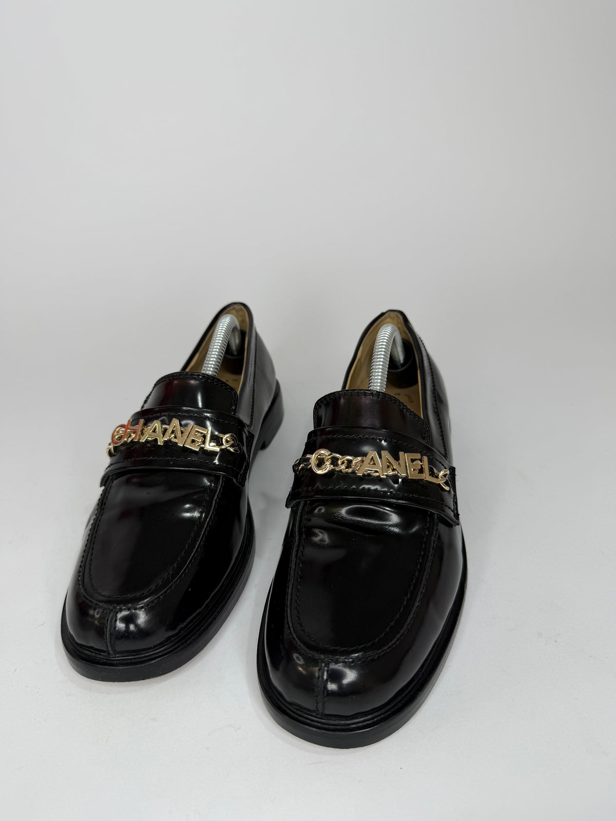 CHANEL
Shiny Calfskin Logo Loafers Black Size 37 EU/ 7 US