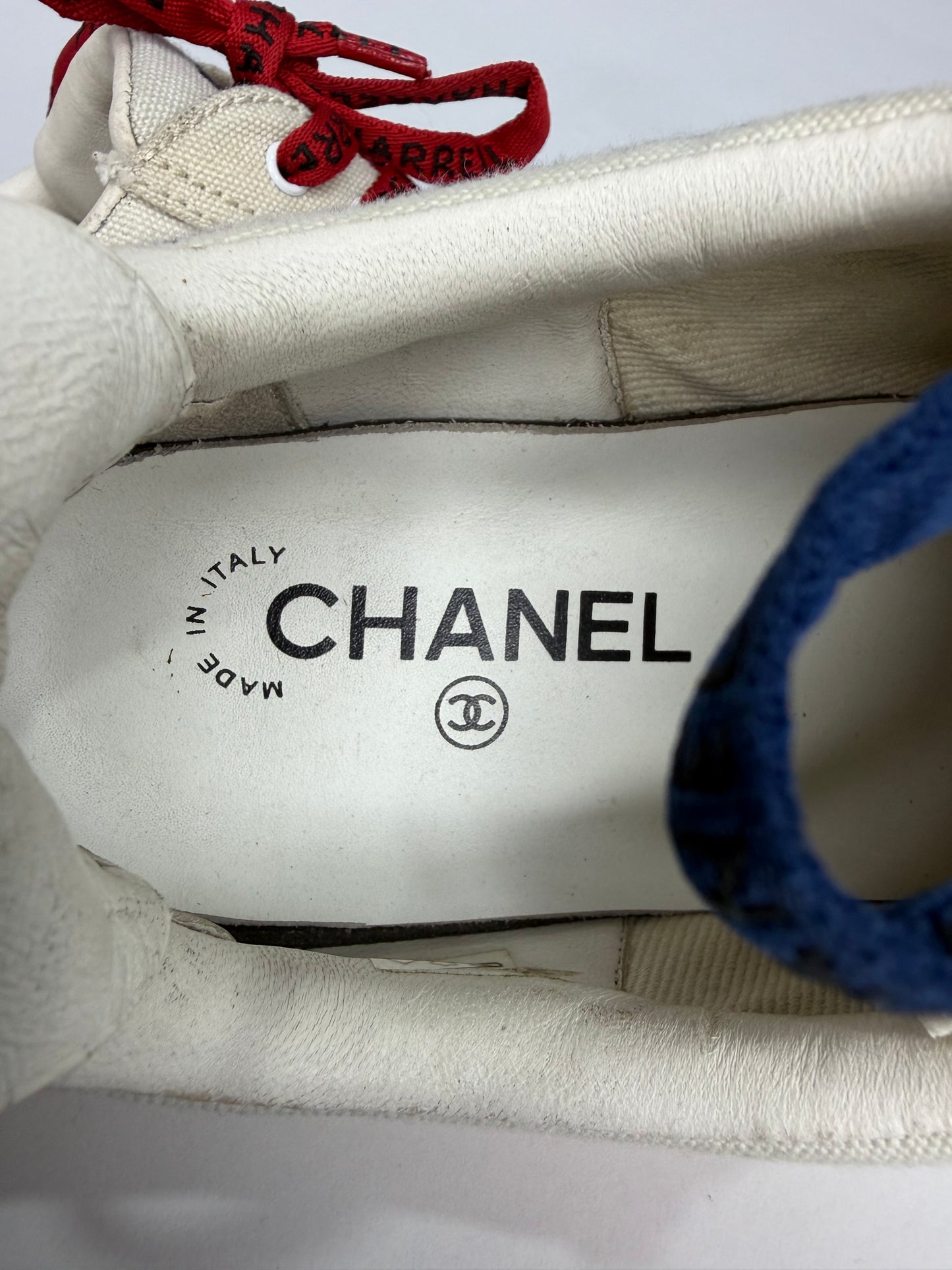 Chanel x Pharrell White Canvas Graffiti Low-Top Sneakers Size 39 EU/ 9 US / 6 UK