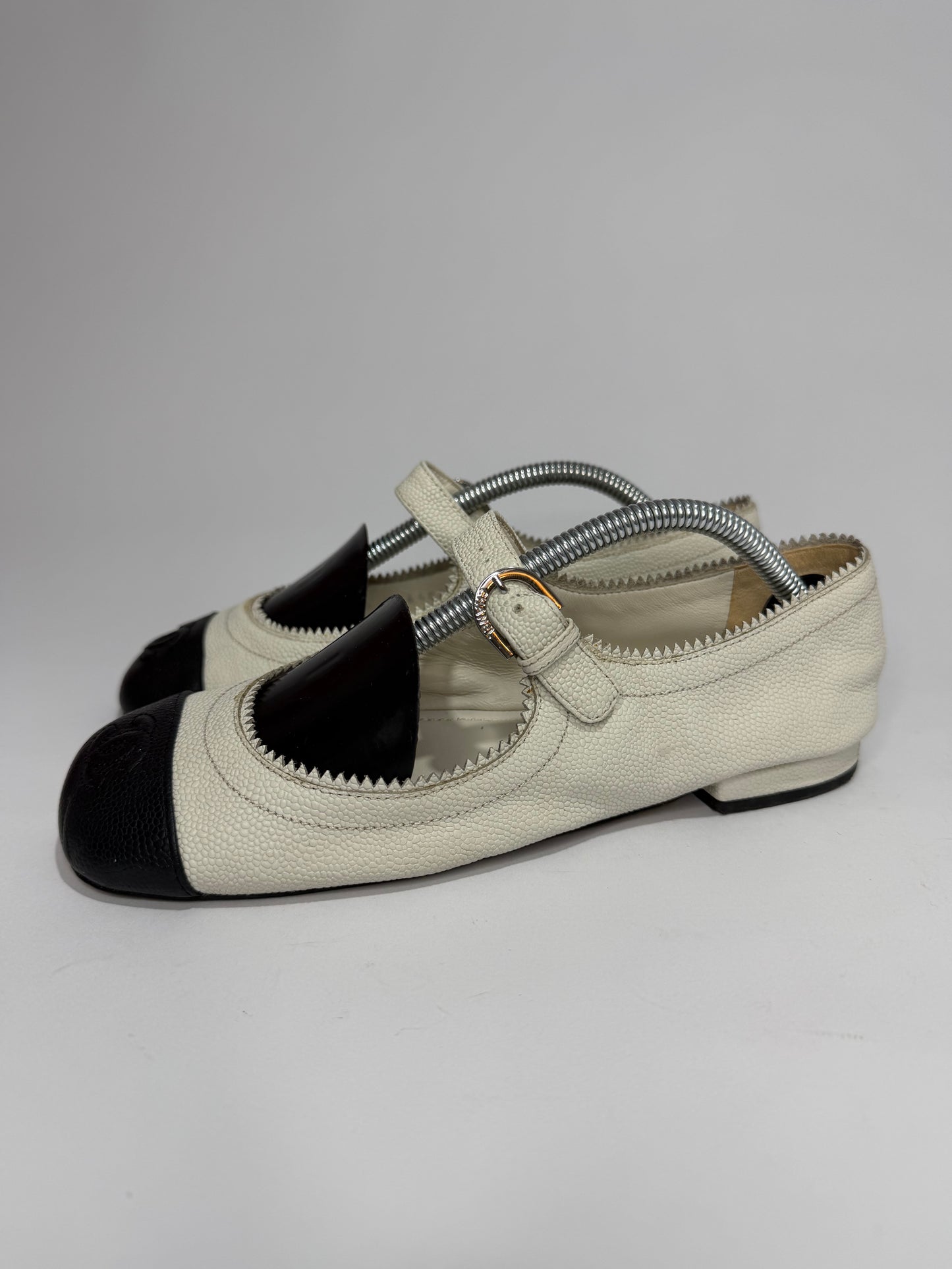 CHANEL
Calfskin Mary Jane Flats 36 White Black