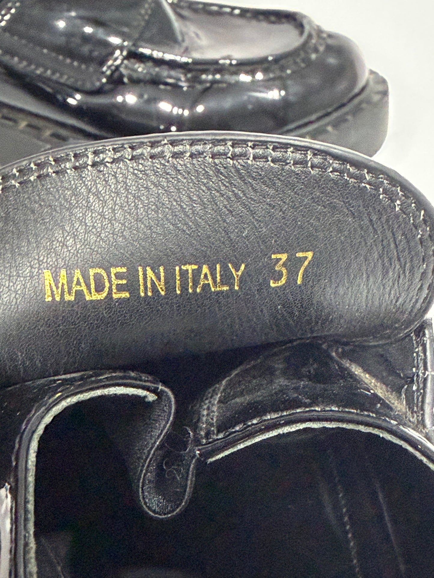 PRADA
Vernice Metal Triangle Logo 50mm Loafers Size 37 EU/7 US/ 4 UK