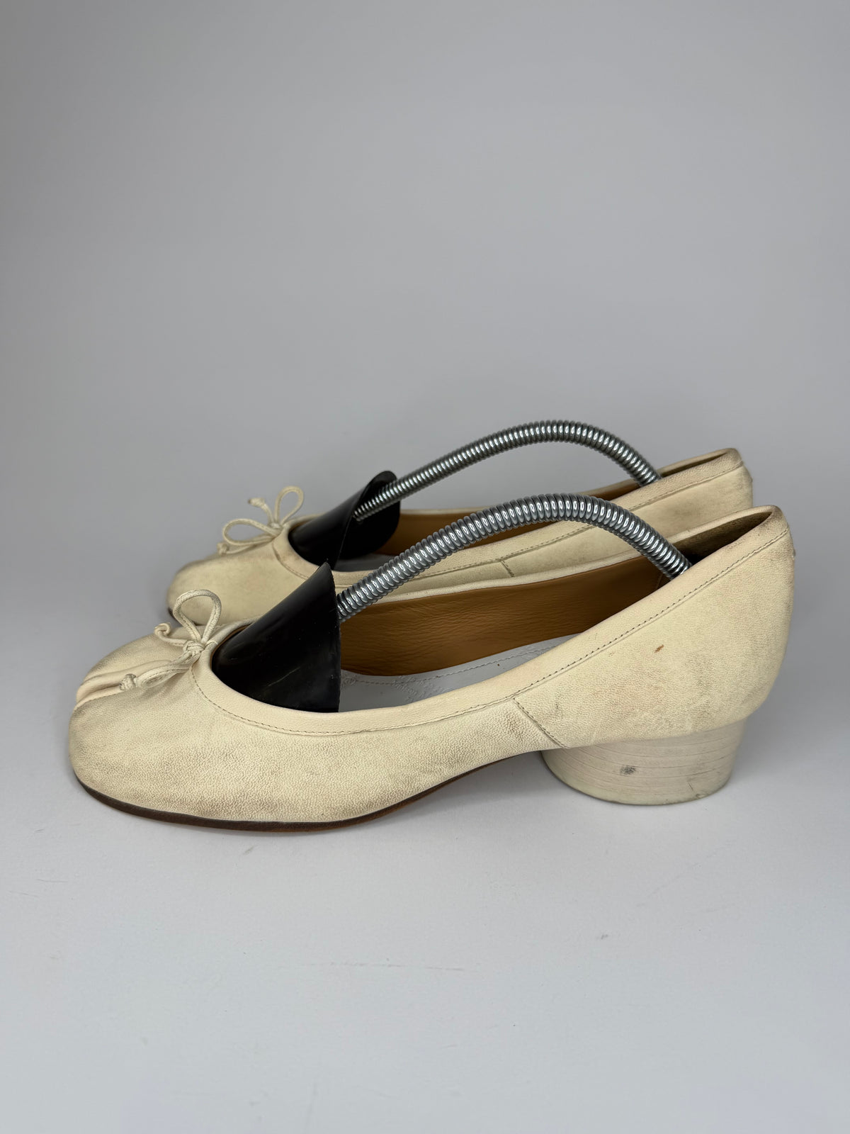 Maison Margiela
Tabi Bow Accents Pumps Size 38 EU/ 8 US