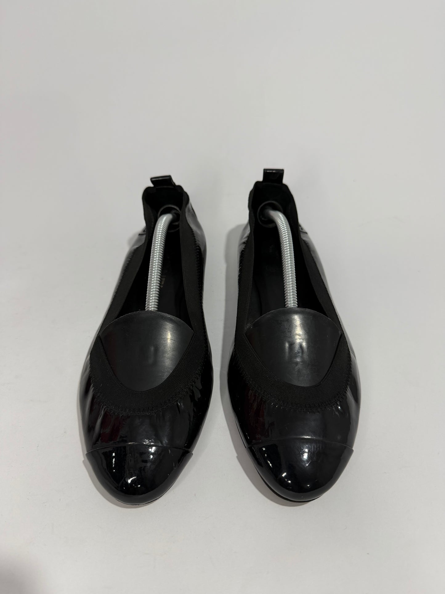 Chanel
Interlocking CC Logo Patent Leather Flats Size 39 EU/ 9 US