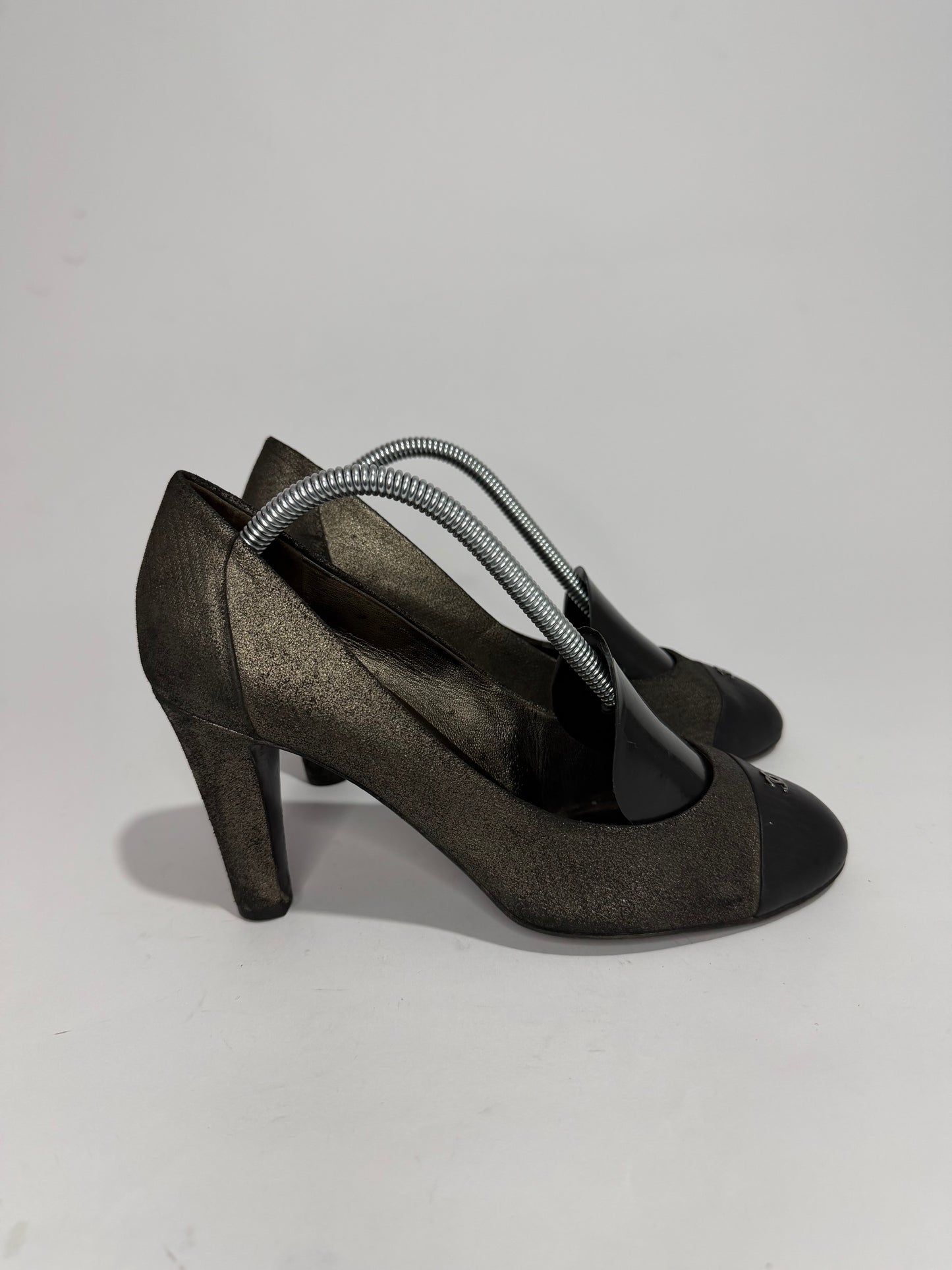 Chanel Metallic Metallic Silver Textured Suede CC Platform Pumps Size 38.5 EU/ 8.5 US/ 5.5 UK