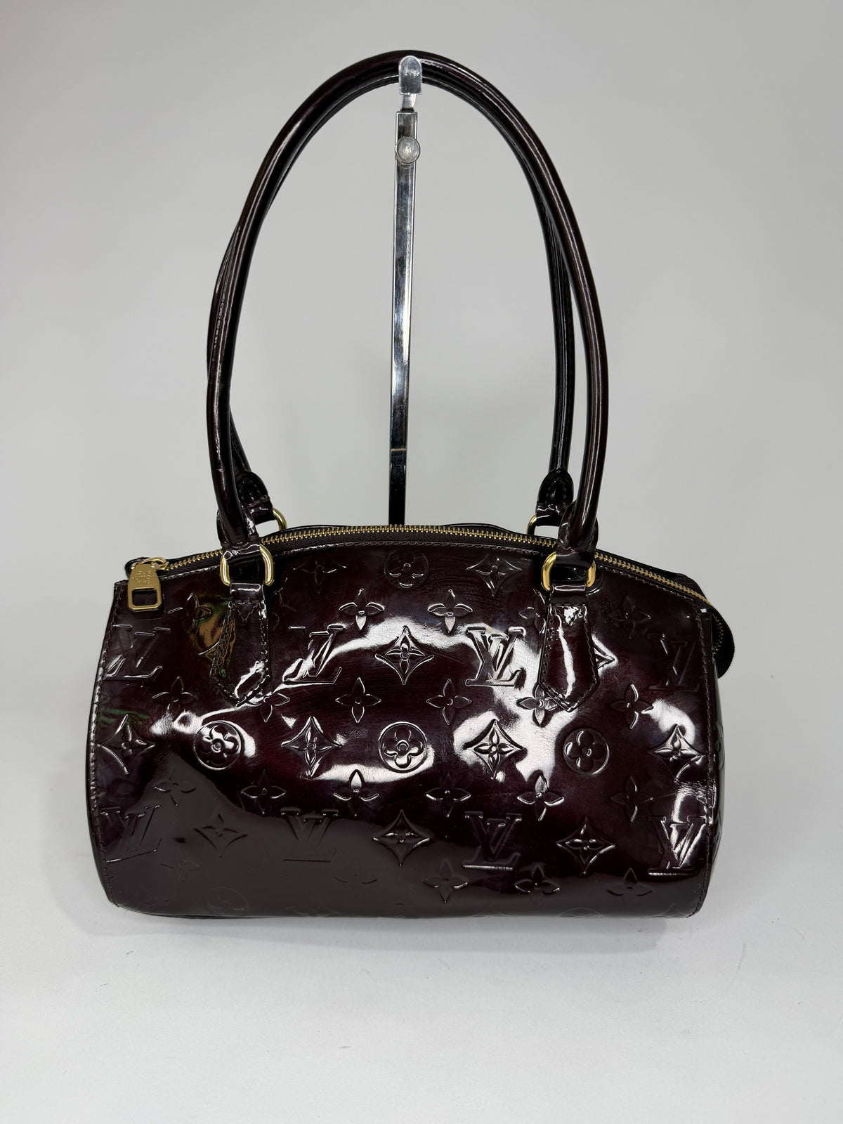 LOUIS VUITTON
Amarante Monogram Vernis Sherwood Bag