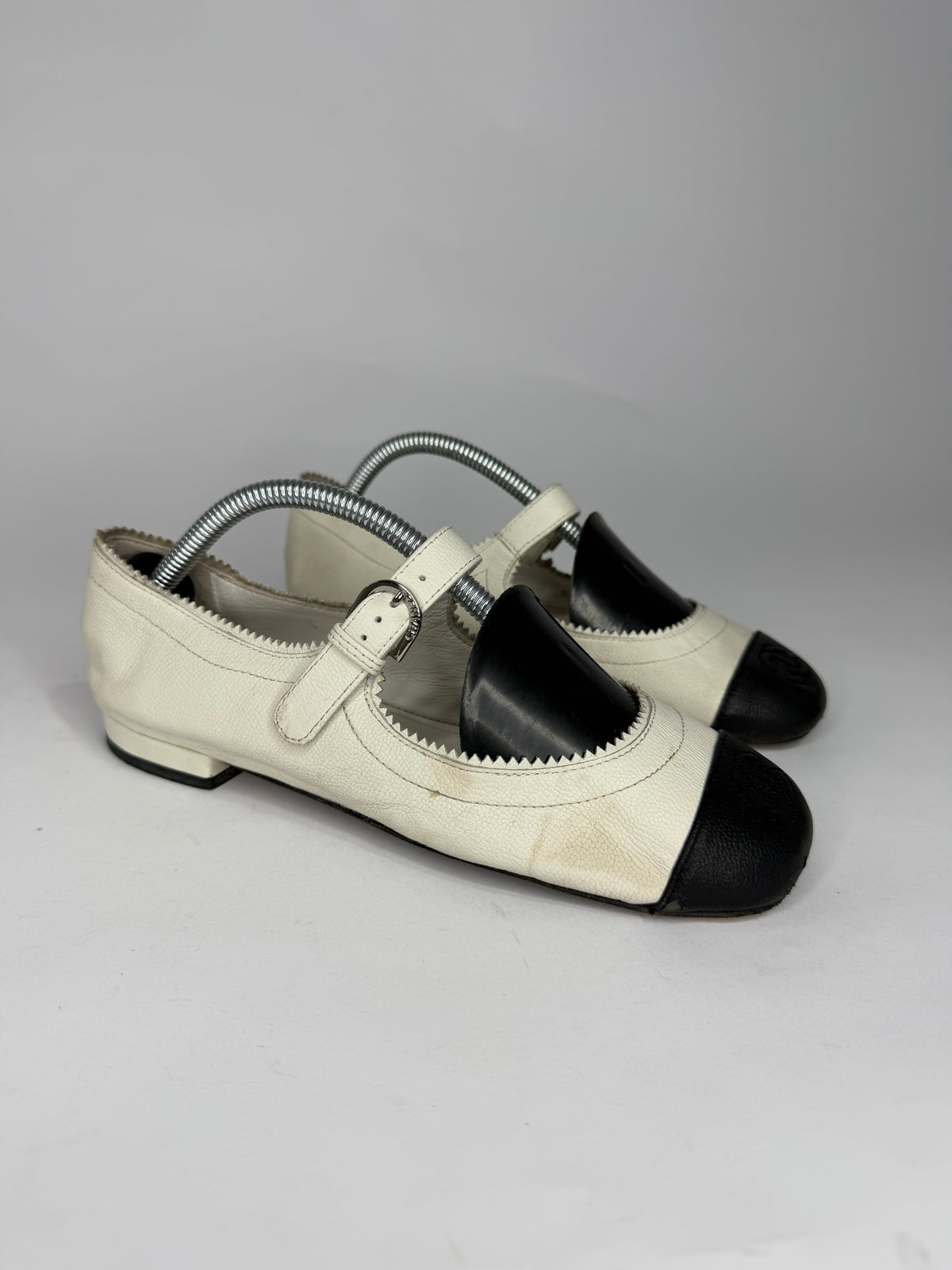 Chanel White/Black Leather CC Mary Jane Flats Size 35 EU/ 5 US