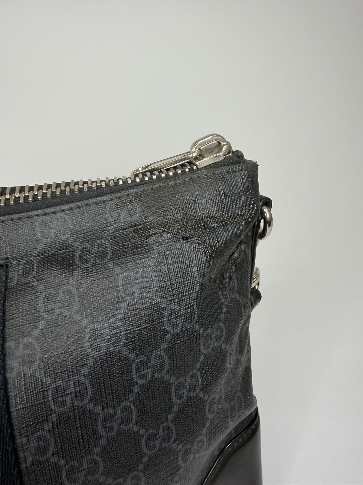 GUCCI
GG Supreme Clutch Bag