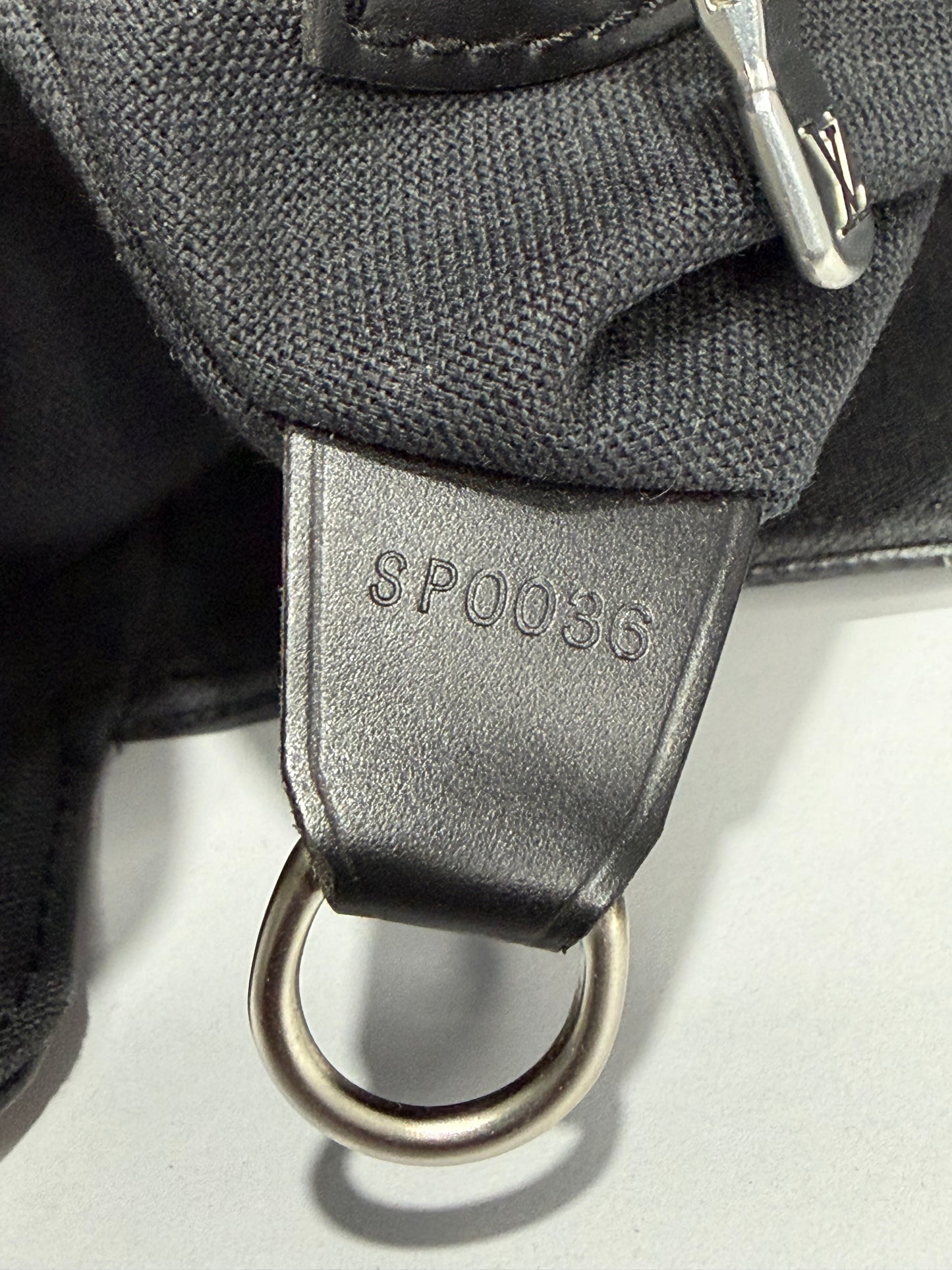 LOUIS VUITTON
Black Taiga Leather Yaranga Porte Appareil Messenger Bag