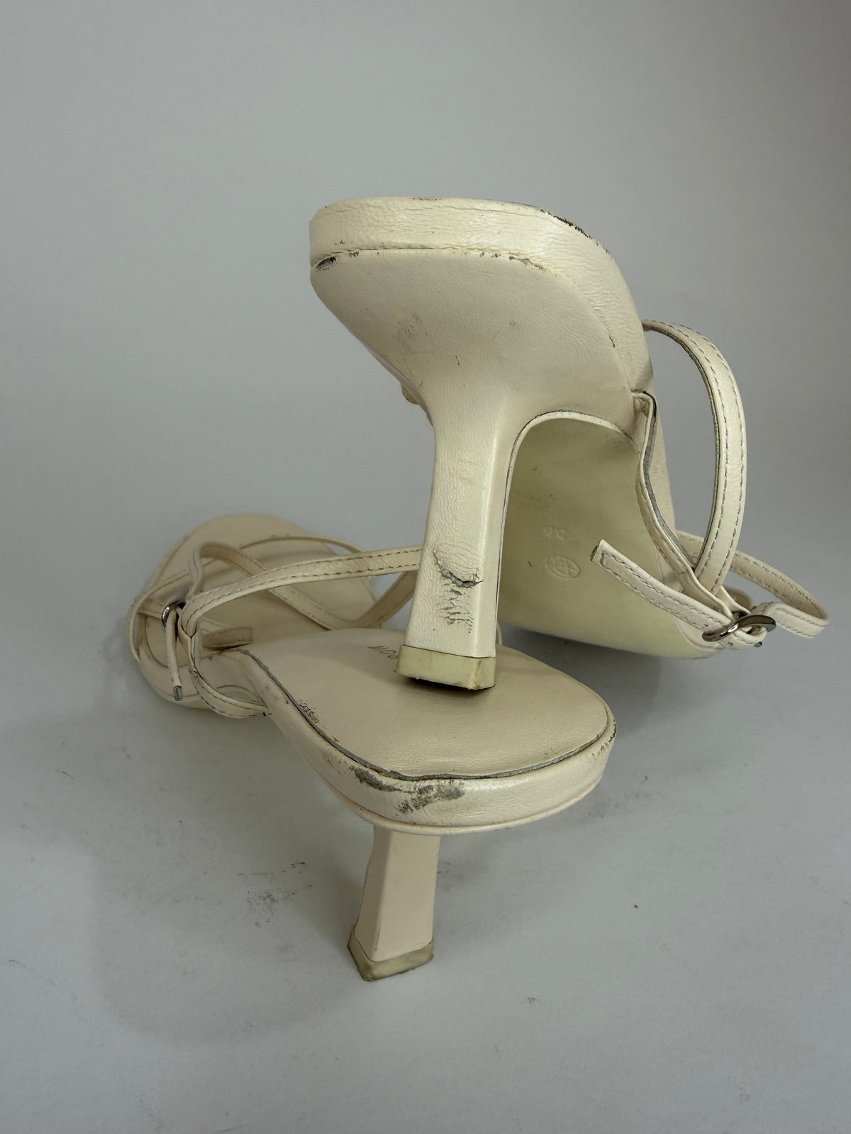 The Row
White Leather Sandals
Women's Size 38 EU/ 8 US/ 5 UK
