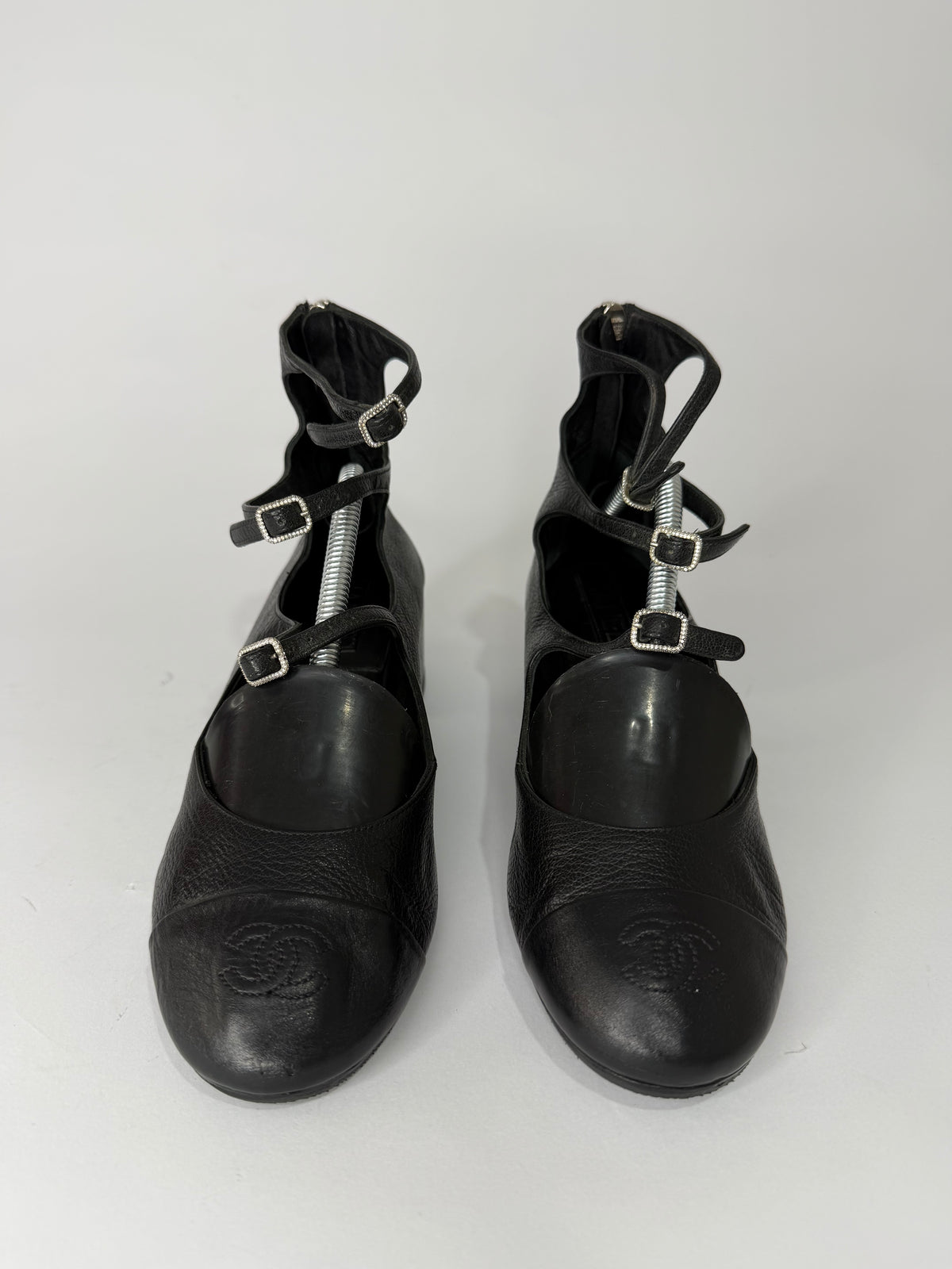Chanel
Interlocking CC Logo Leather Pumps
Women's Size 37 EU/ 7 US/ 4 UK