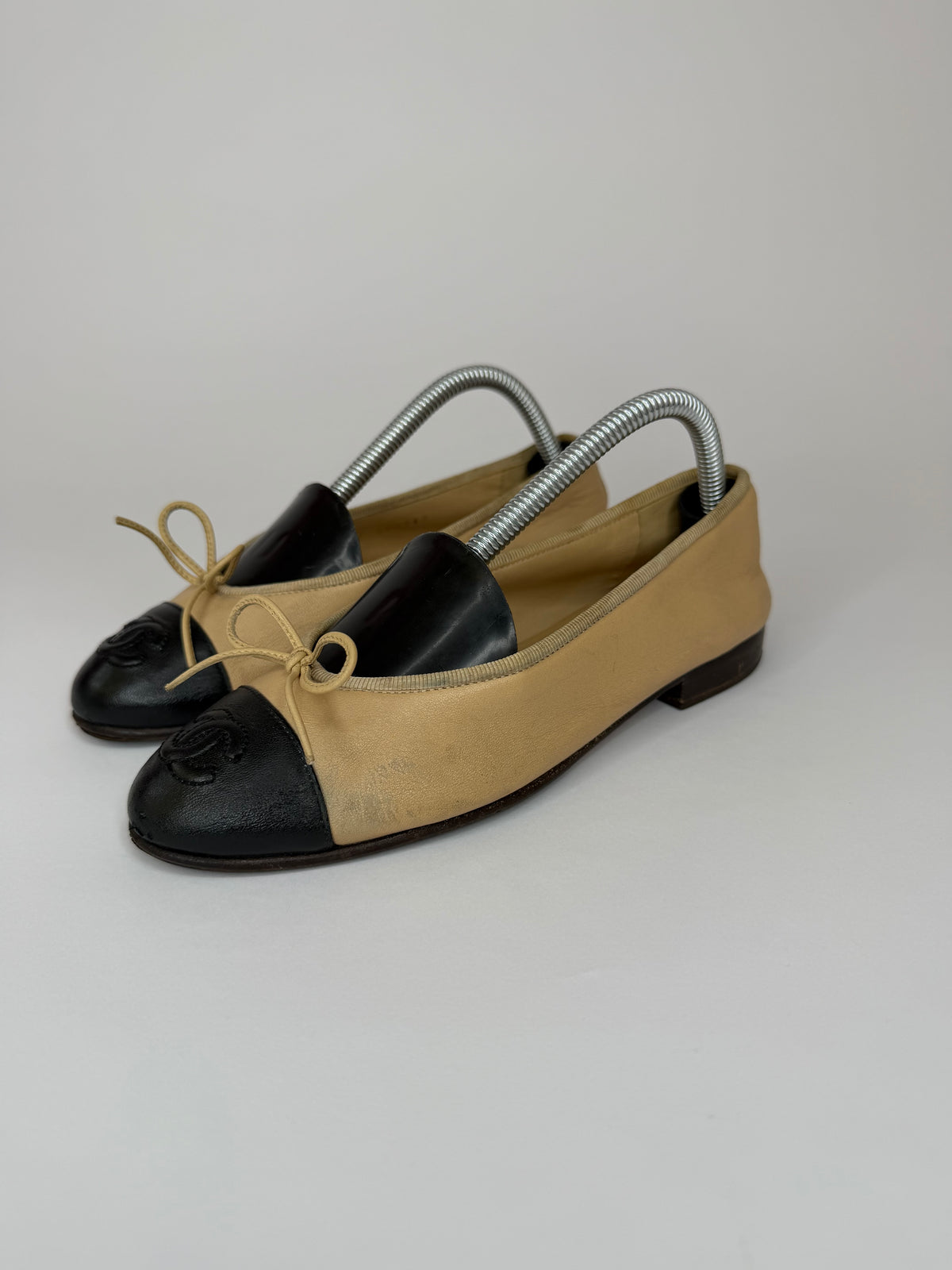 CHANEL Beige/Black Lambskin Leather CC Ballet Flats Size 37.5 EU/ 7.5 US