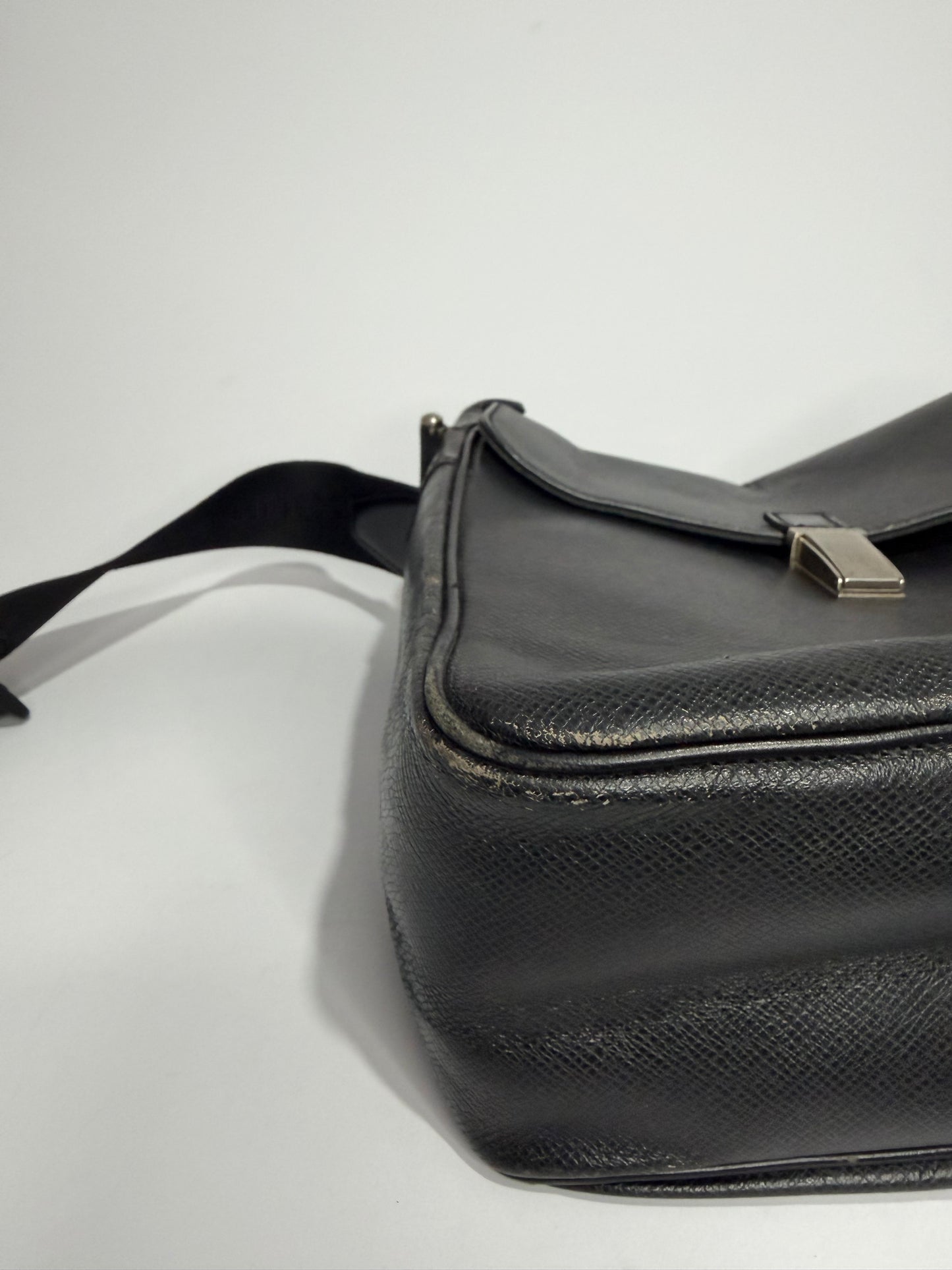 LOUIS VUITTON
Black Taiga Leather Yaranga Porte Appareil Messenger Bag
