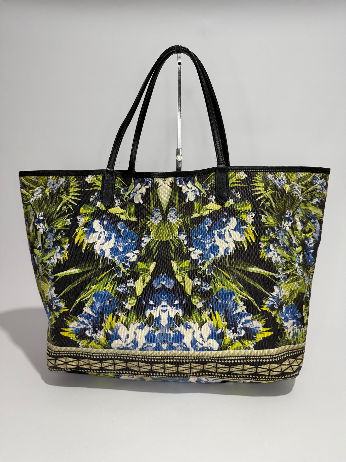 GIVENCHY
Floral Print Coated Canvas Antigona Large Tote Bag