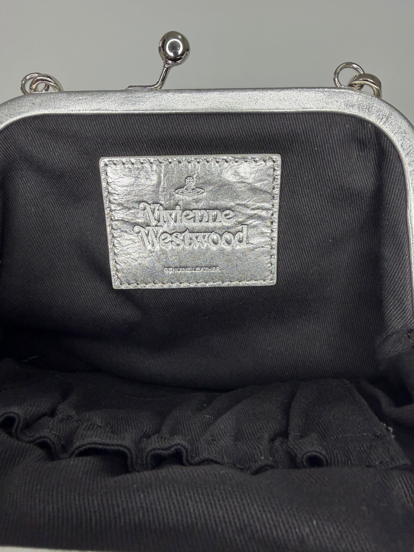 VIVIENNE WESTWOOD
Metallic-print Embossed-logo Tote In Silber
