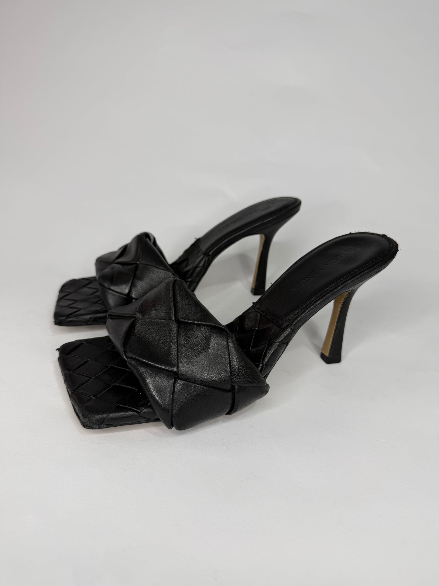 Bottega Veneta
Intrecciato Weave Leather Slides
Women's Size 36 EU/ 6 US / 3 UK